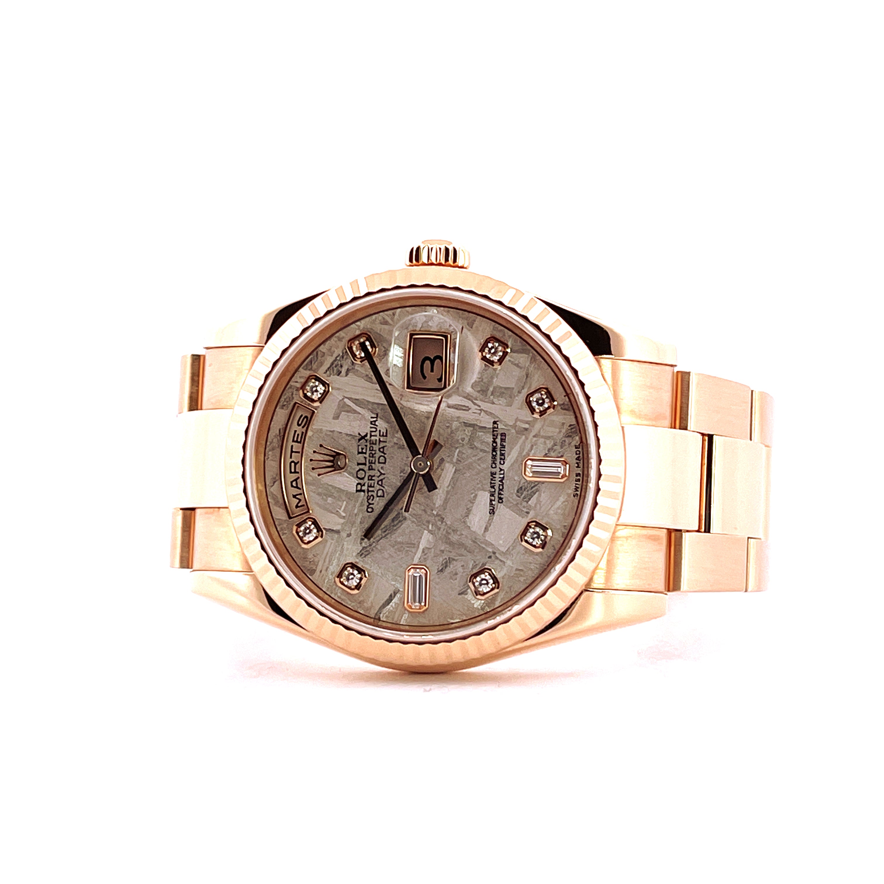 Rolex Day-Date 36 Meteorit Roségold Frontansicht auf weißem Hintergrund