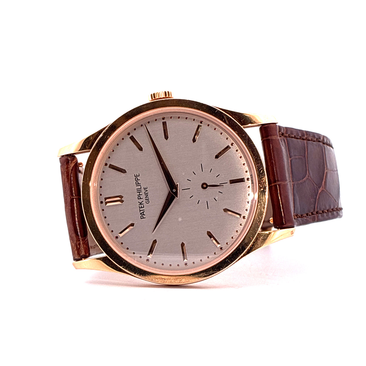 Patek Philippe Calatrava / Roségold / 3 Straps / Box & Papers / 2017, Vorderansicht mit Zifferblatt, Krone und Armband vor weißem Hintergrund
