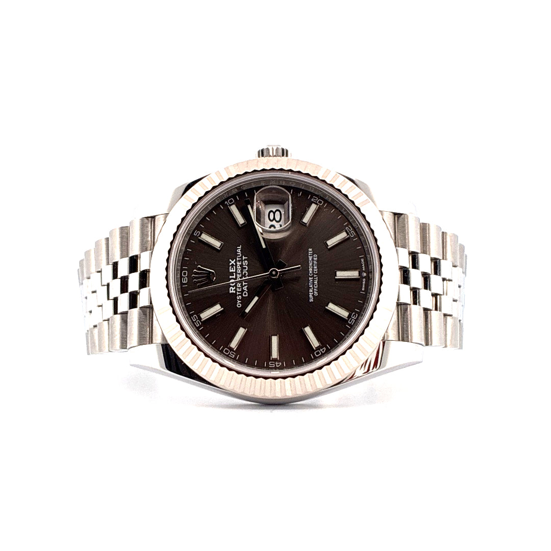 Rolex Datejust 41 mit grauem Zifferblatt und Jubilee-Armband in Frontansicht auf weißem Hintergrund