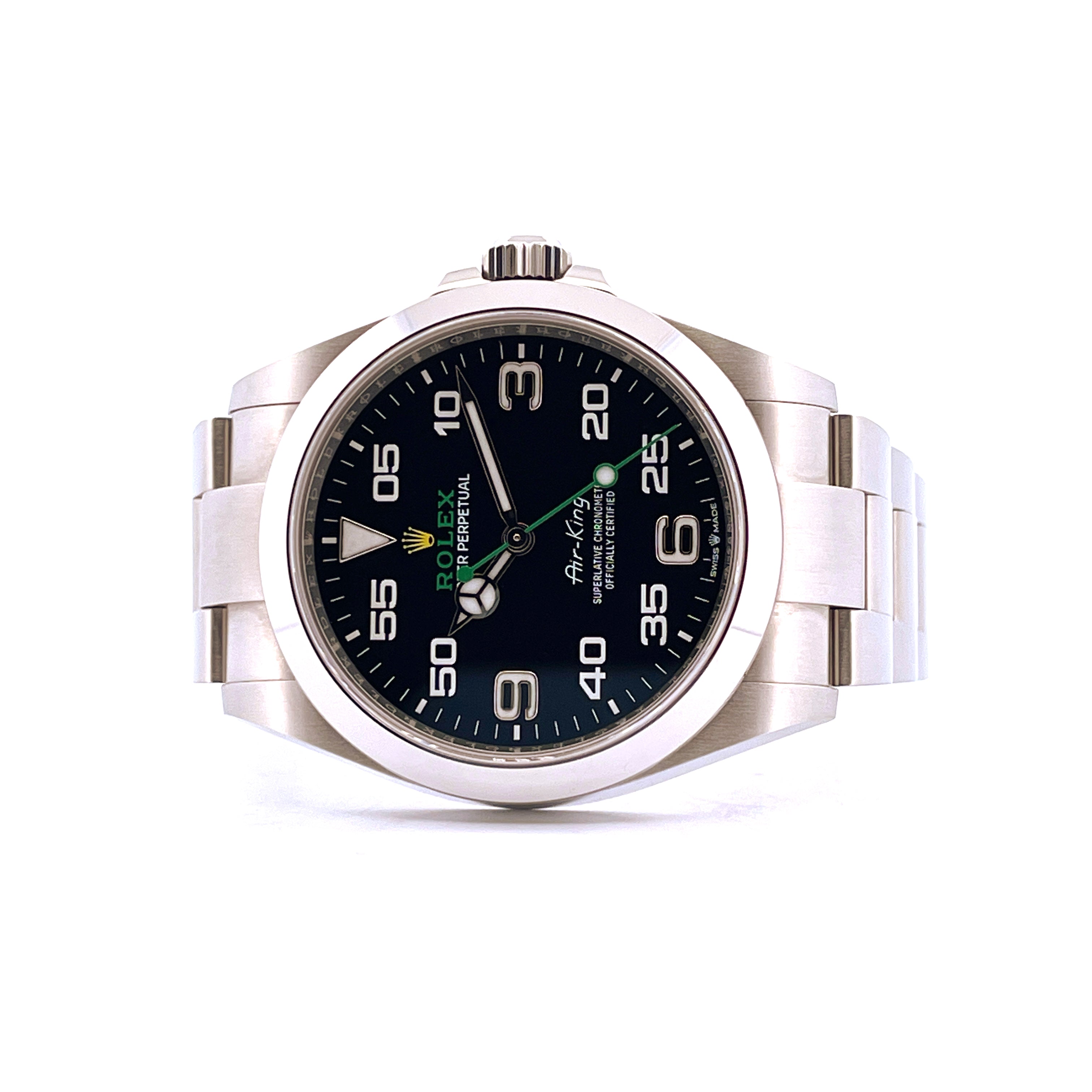 Rolex Air King 126900 in Stahlfrontansicht mit dunklem Zifferblatt auf weißem Hintergrund
