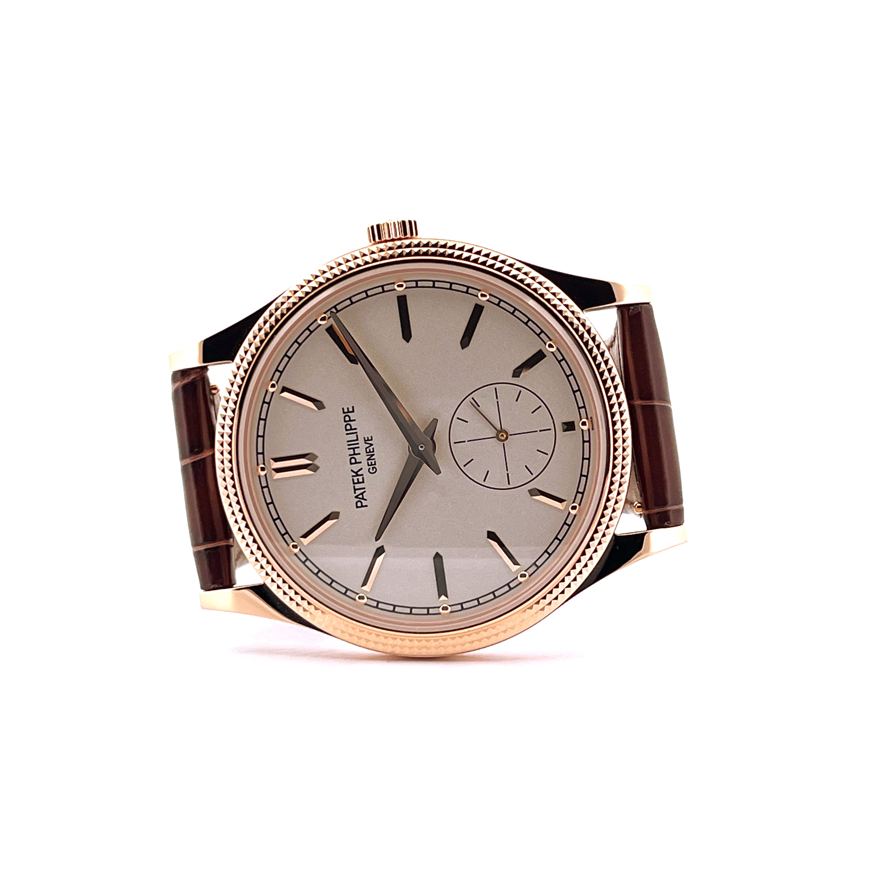 Patek Philippe Calatrava 6119R-001 Roségold mit Clous de Paris Lünette und braunem Lederarmband auf weißem Hintergrund