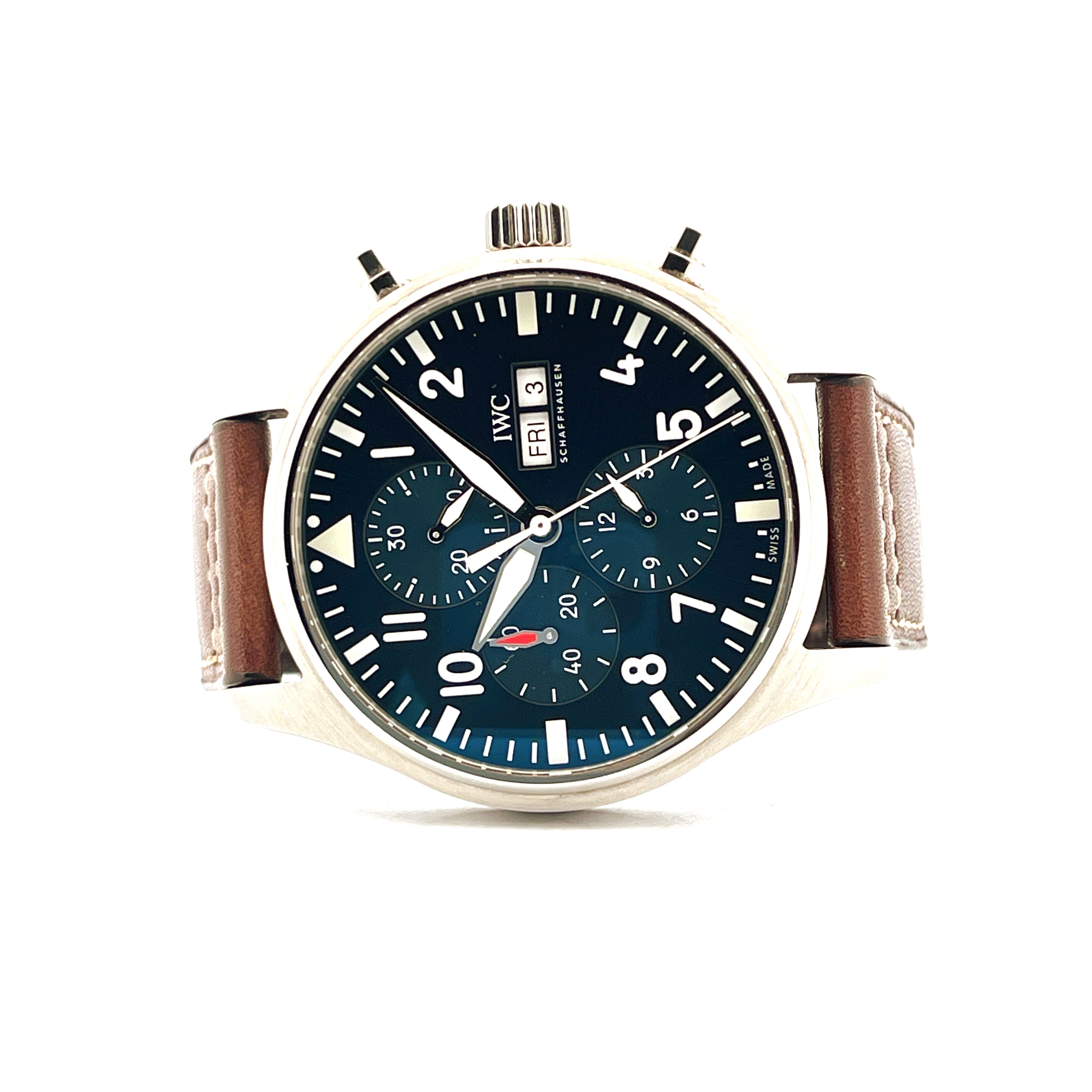 IWC Pilot Chronograph Le Petit Prince Blue Frontansicht mit braunem Lederarmband auf weißem Hintergrund