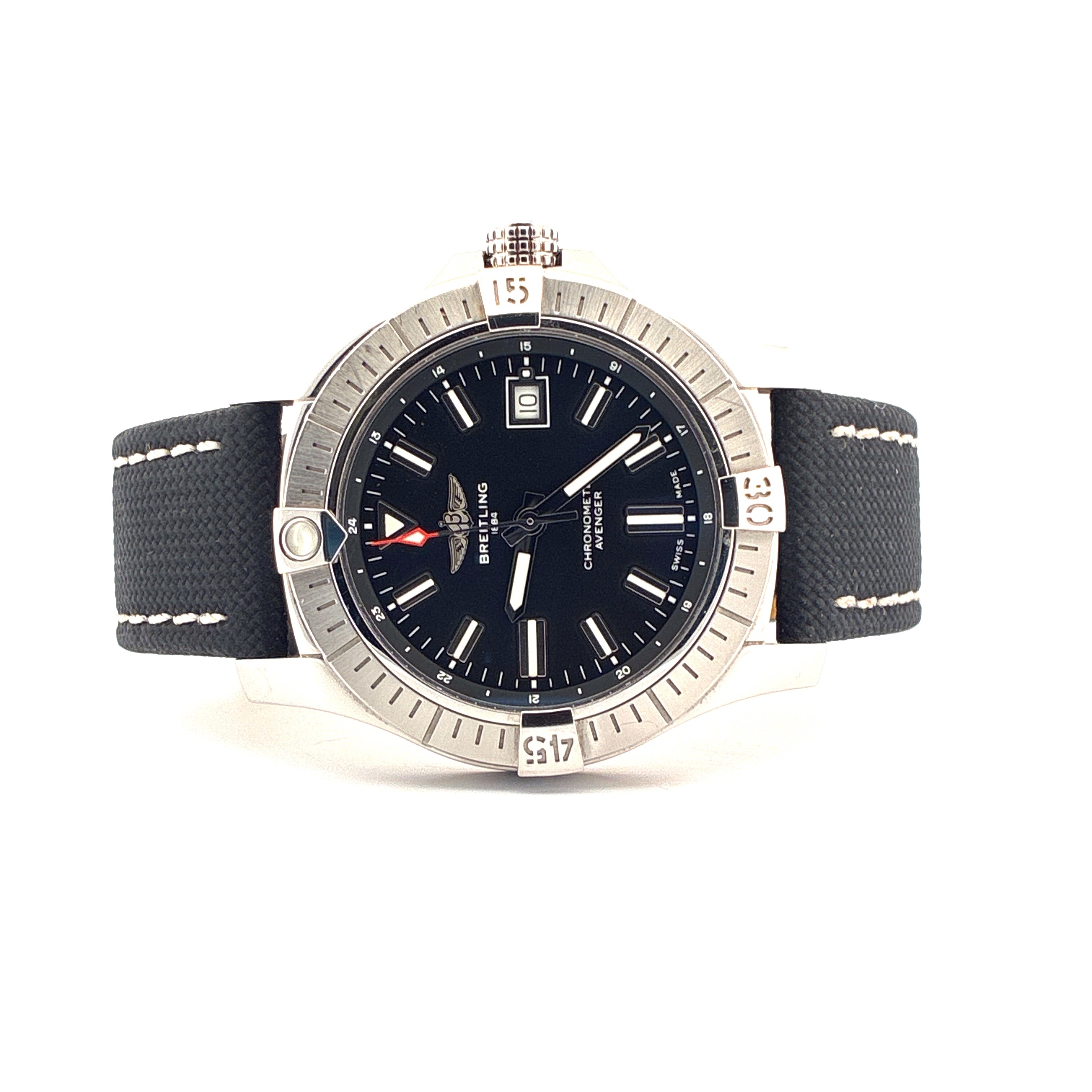 Breitling Avenger Automatic 43 im Studio vor weißem Hintergrund mit schwarzem Stoffband