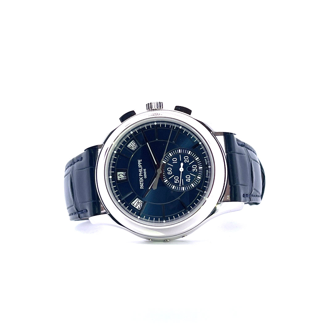 Patek Philippe Annual Calendar Chronograph, Vorderansicht mit Zifferblatt, Krone und Drückern vor weißem Hintergrund