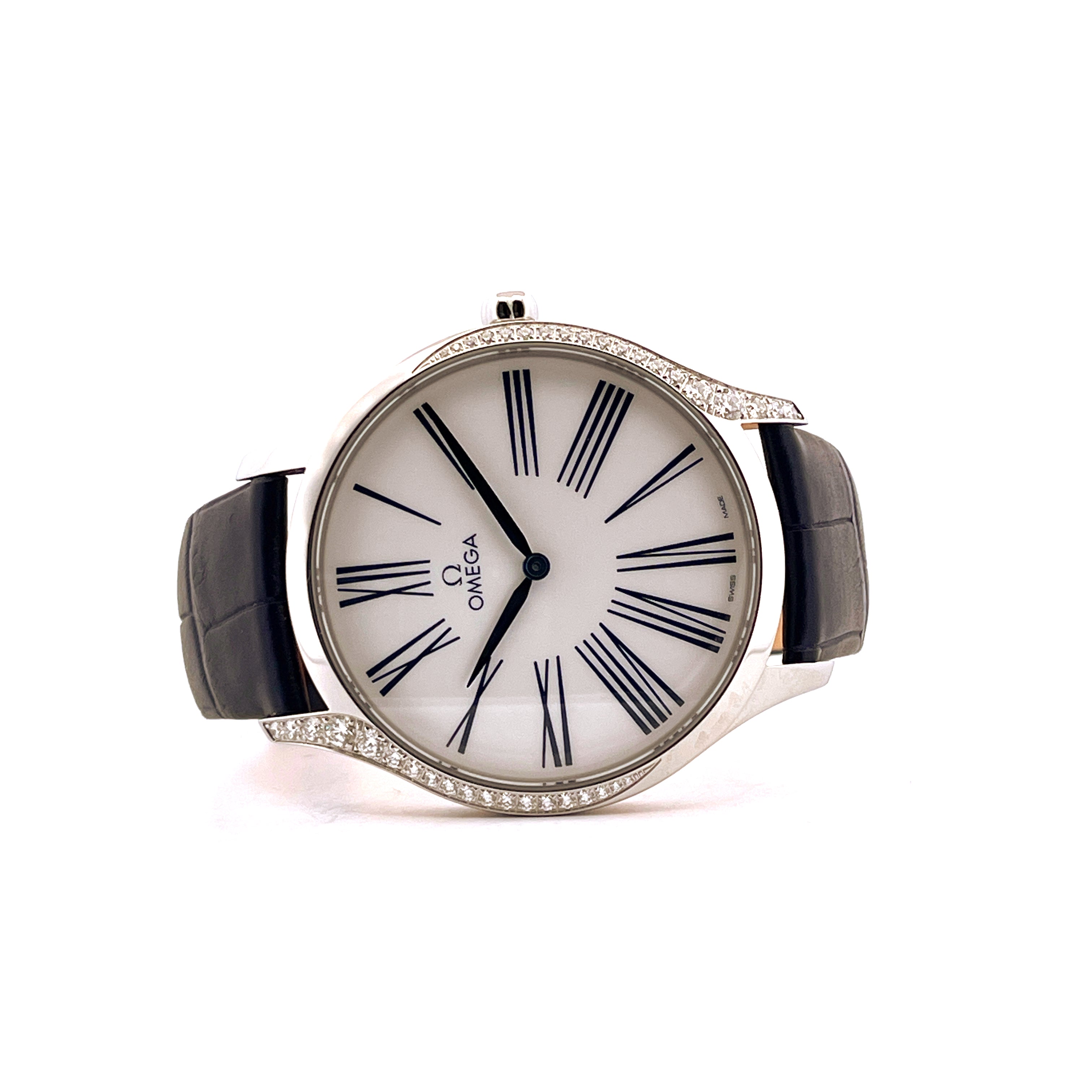 Omega De Ville 39 mm, silbernes Gehäuse, weißes Zifferblatt mit römischen Ziffern, schwarzes Lederarmband, Diamantbesatz