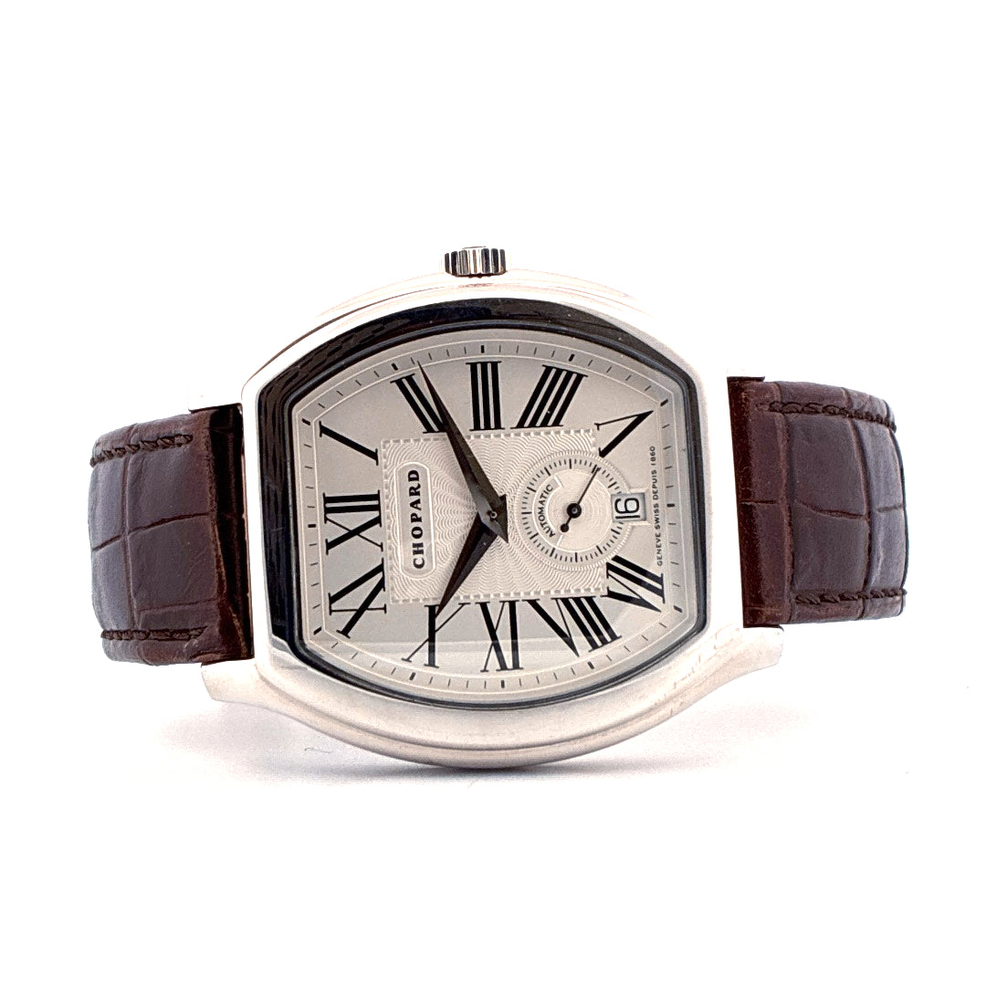 Chopard L.U.C Tonneau in Weißgold mit Lederarmband und Datumsanzeige auf weißem Hintergrund