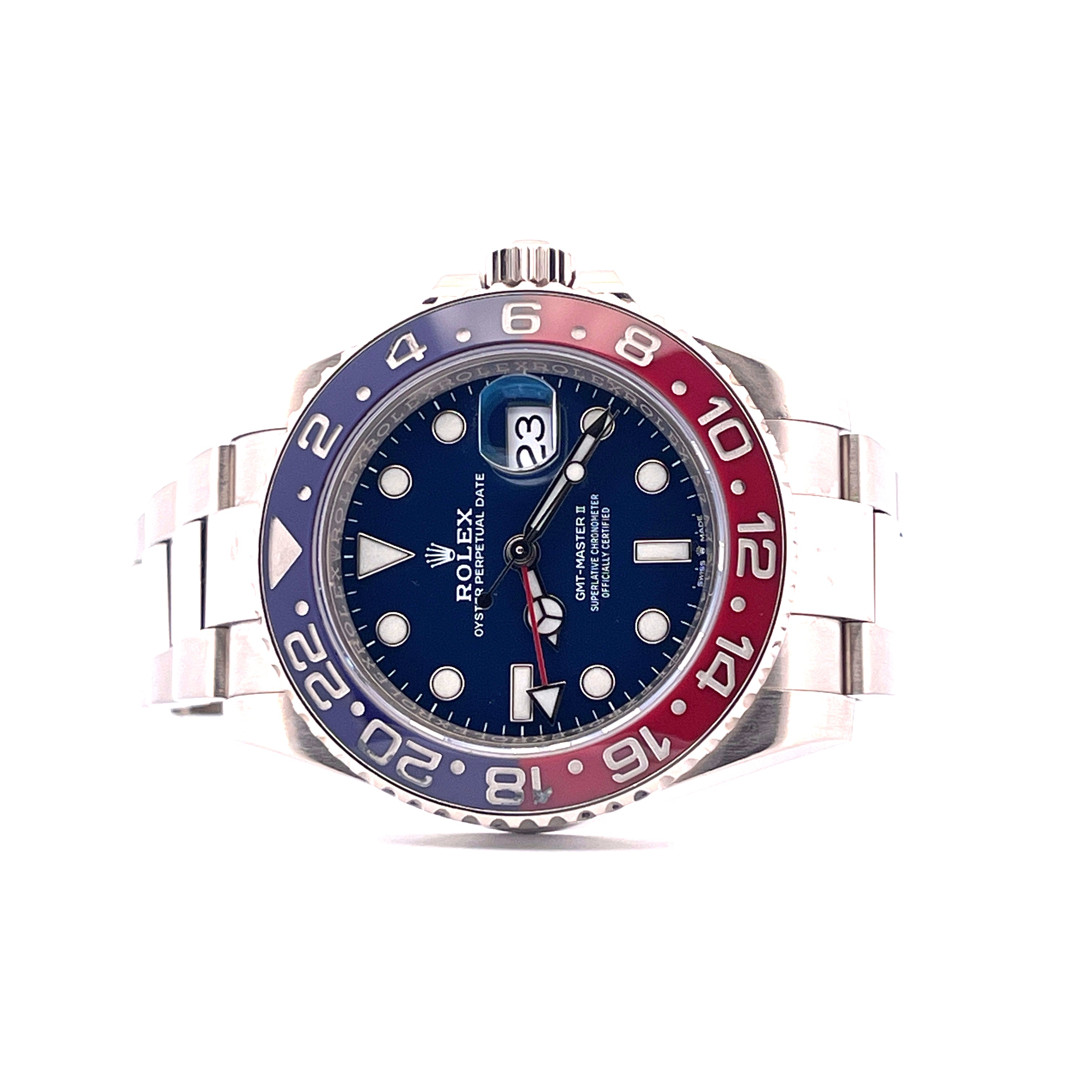 Rolex GMT-Master II in Weißgold, Frontansicht, blaues Zifferblatt mit Datum und rot-blauer Lünette auf weißem Hintergrund