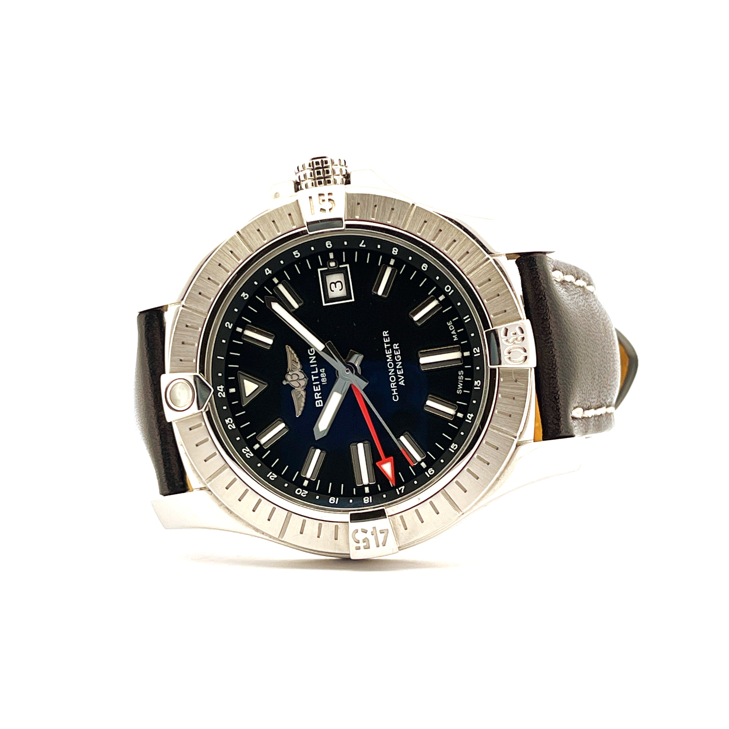 Breitling Avenger Automatic GMT 43 Stahl mit Lederarmband im Detail auf weißem Hintergrund