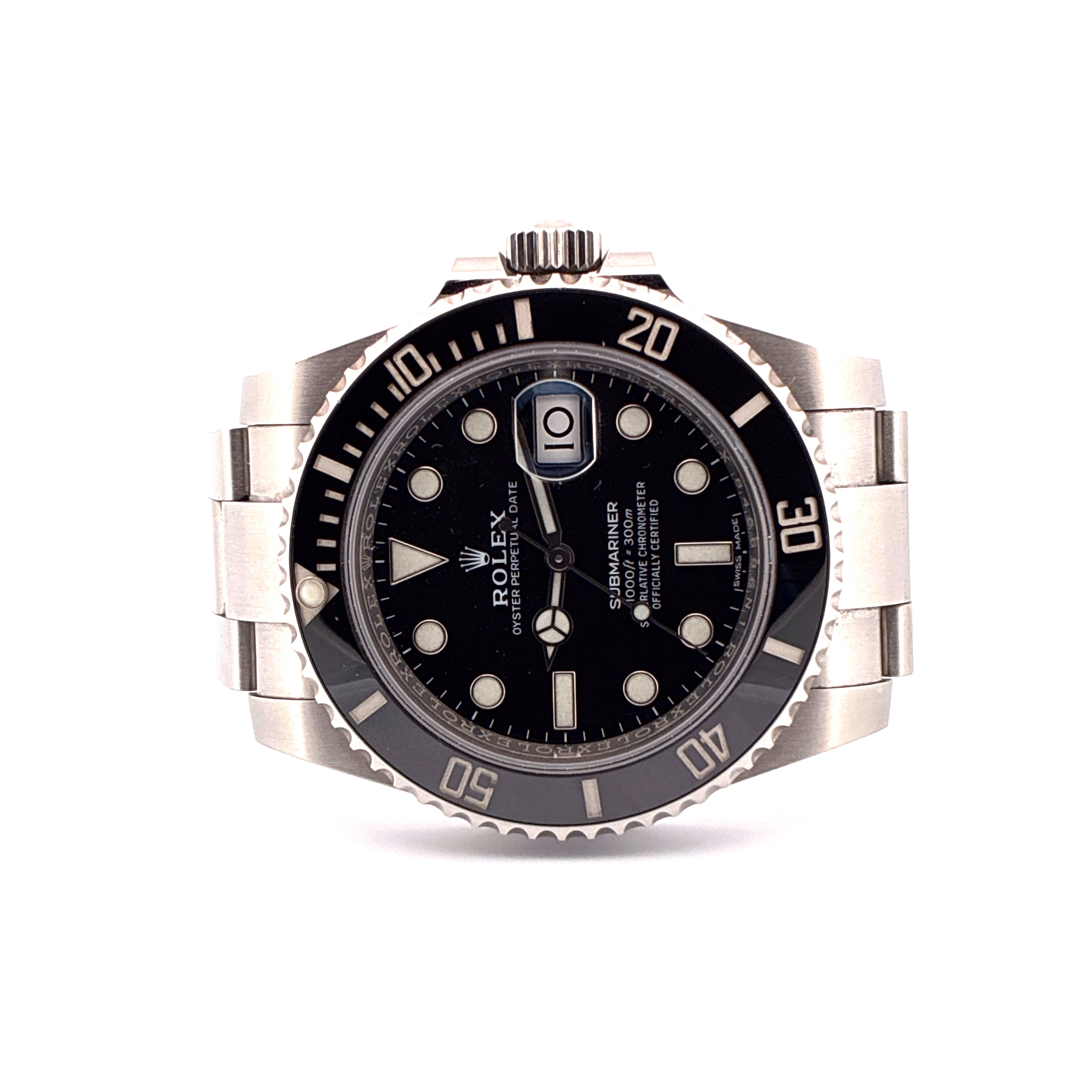 Rolex Submariner Date 40 mm Stahl mit schwarzem Zifferblatt und Datum als Frontansicht auf Weiss