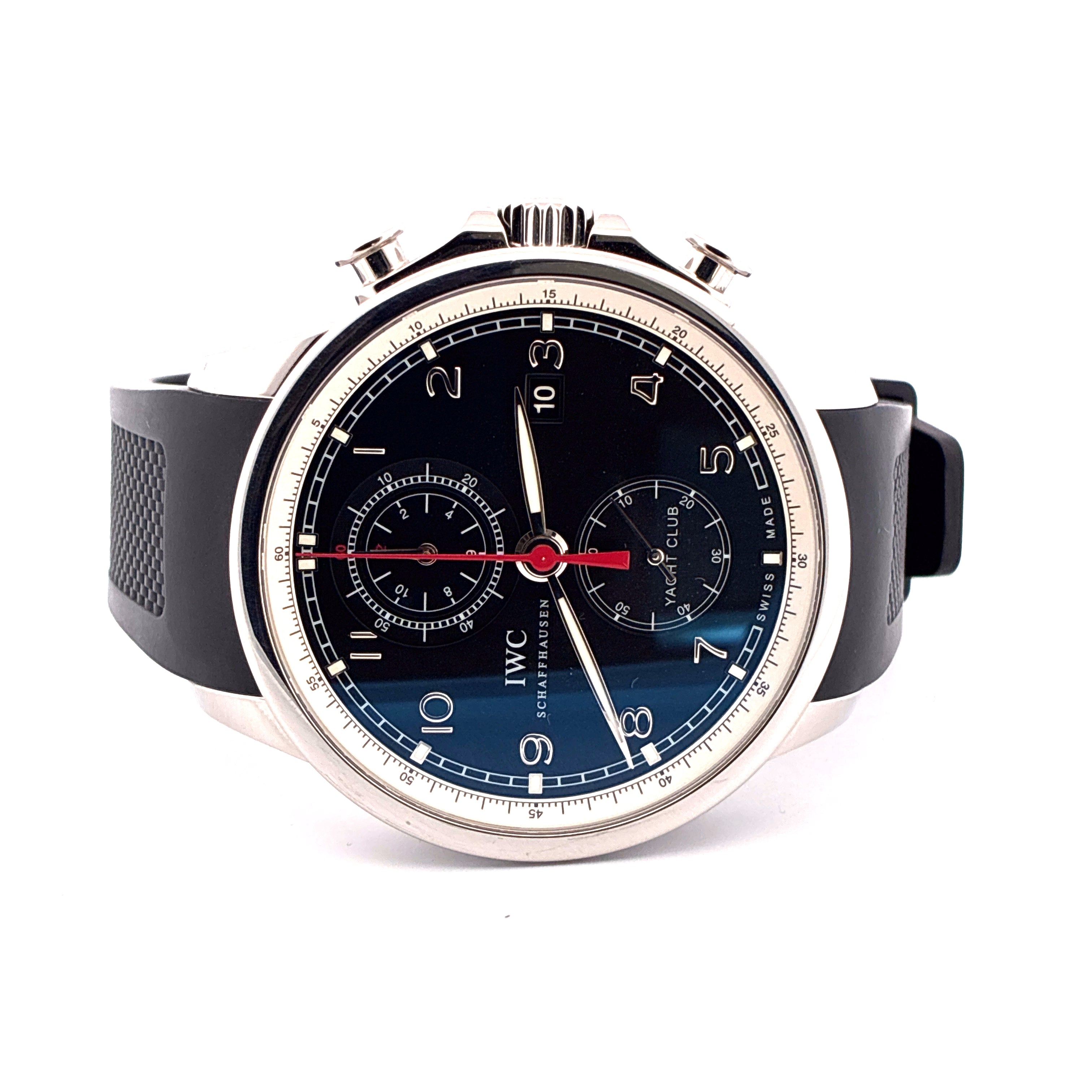 IWC Portuguese Yacht Club Chronograph aus Edelstahl mit blauem Zifferblatt und schwarzem Kautschukarmband auf weißem Hinte…