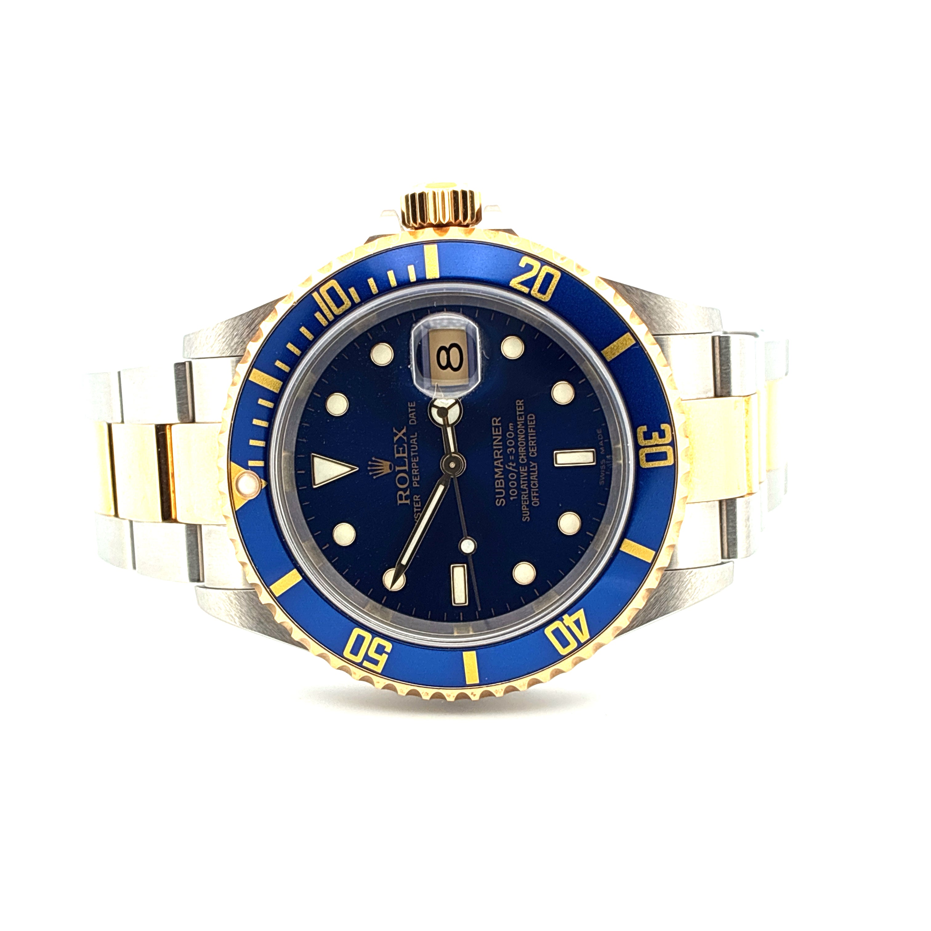 Eine Rolex Submariner Date Bicolor mit blauem Zifferblatt und goldfarbenen Indexen in Frontansicht