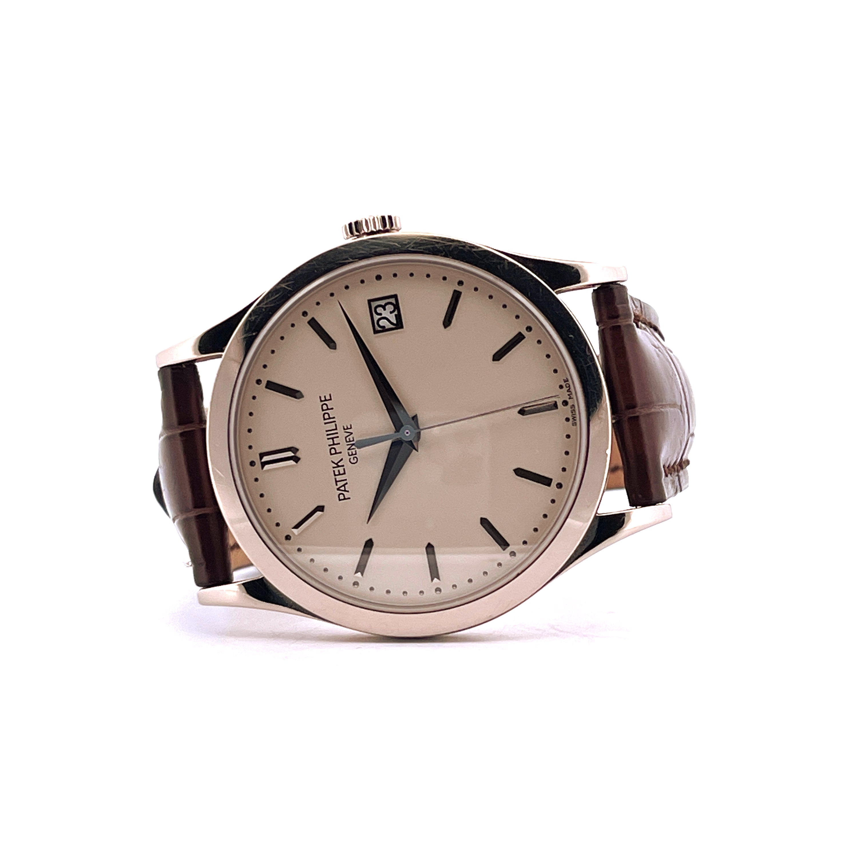Patek Philippe Calatrava 5296G-010 Weißgold mit braunem Lederarmband im Vordergrund auf weißem Hintergrund
