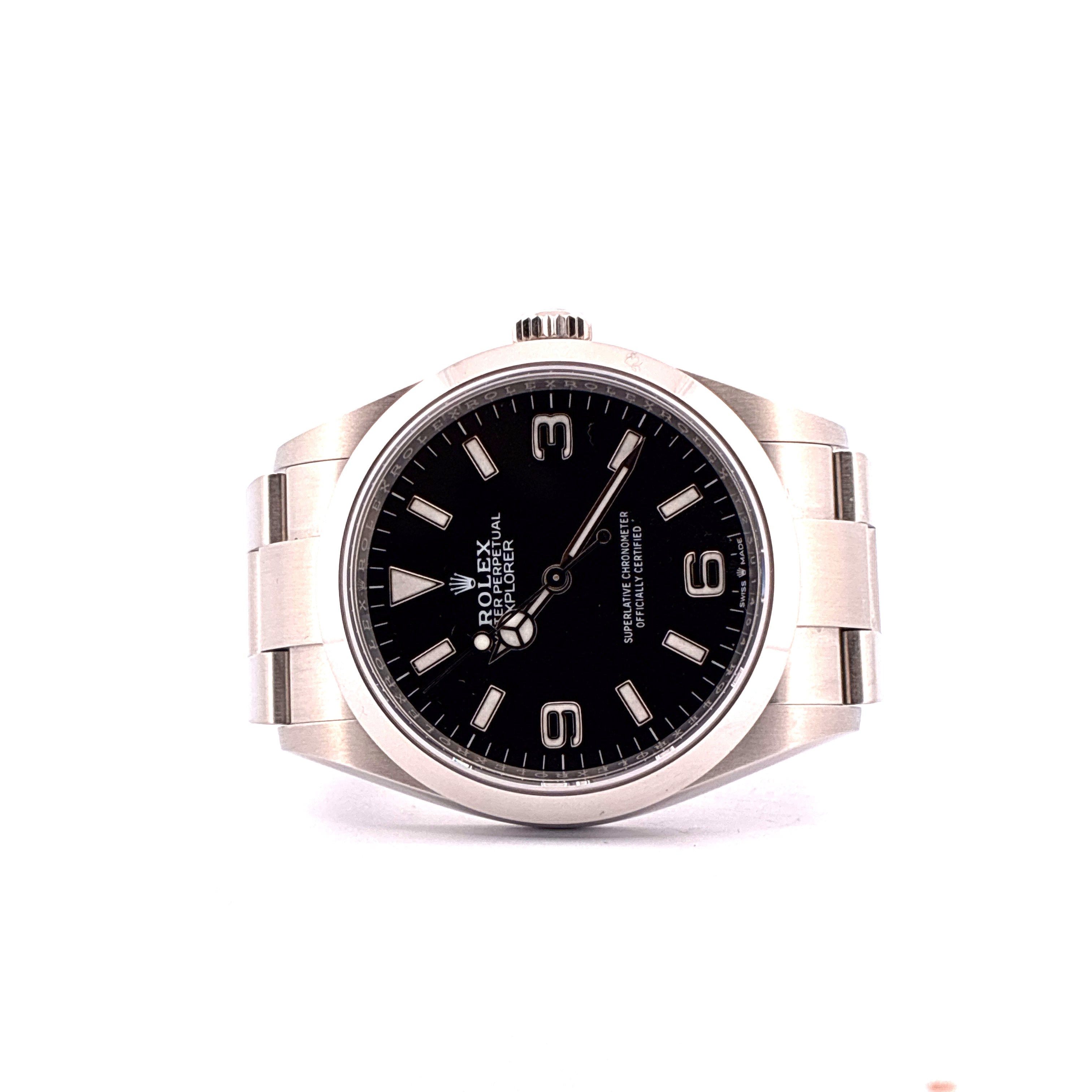 Rolex Explorer 41 mm Stahl Automatikuhr mit schwarzem Zifferblatt und Stahlarmband, frontale Ansicht