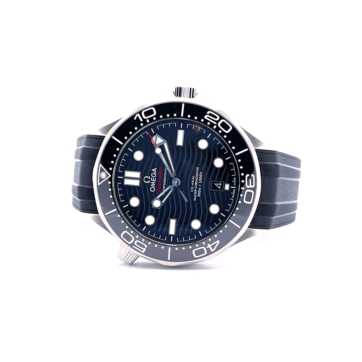 Omega Seamaster Diver 300 M Black / Full Set / very good Condition / Germany / 2021, Vorderansicht mit Zifferblatt, Krone und Armband vor weißem Hintergrund