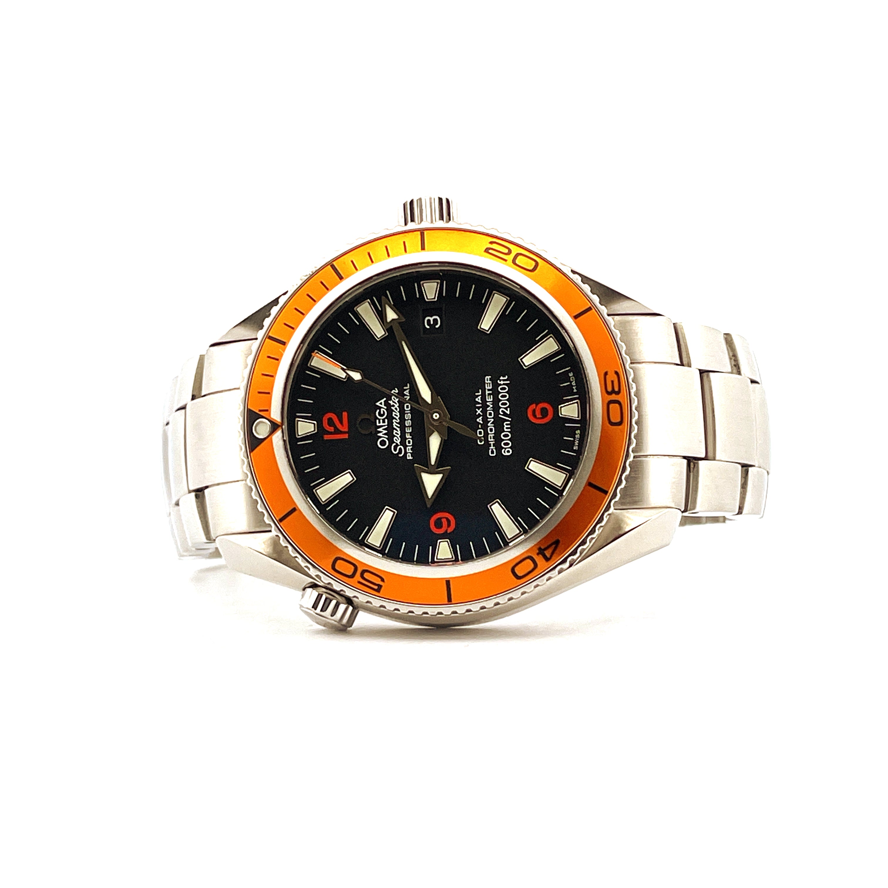 Omega Seamaster Planet Ocean Orange Edelstahl Automatik 42 mm Frontansicht auf weißem Hintergrund