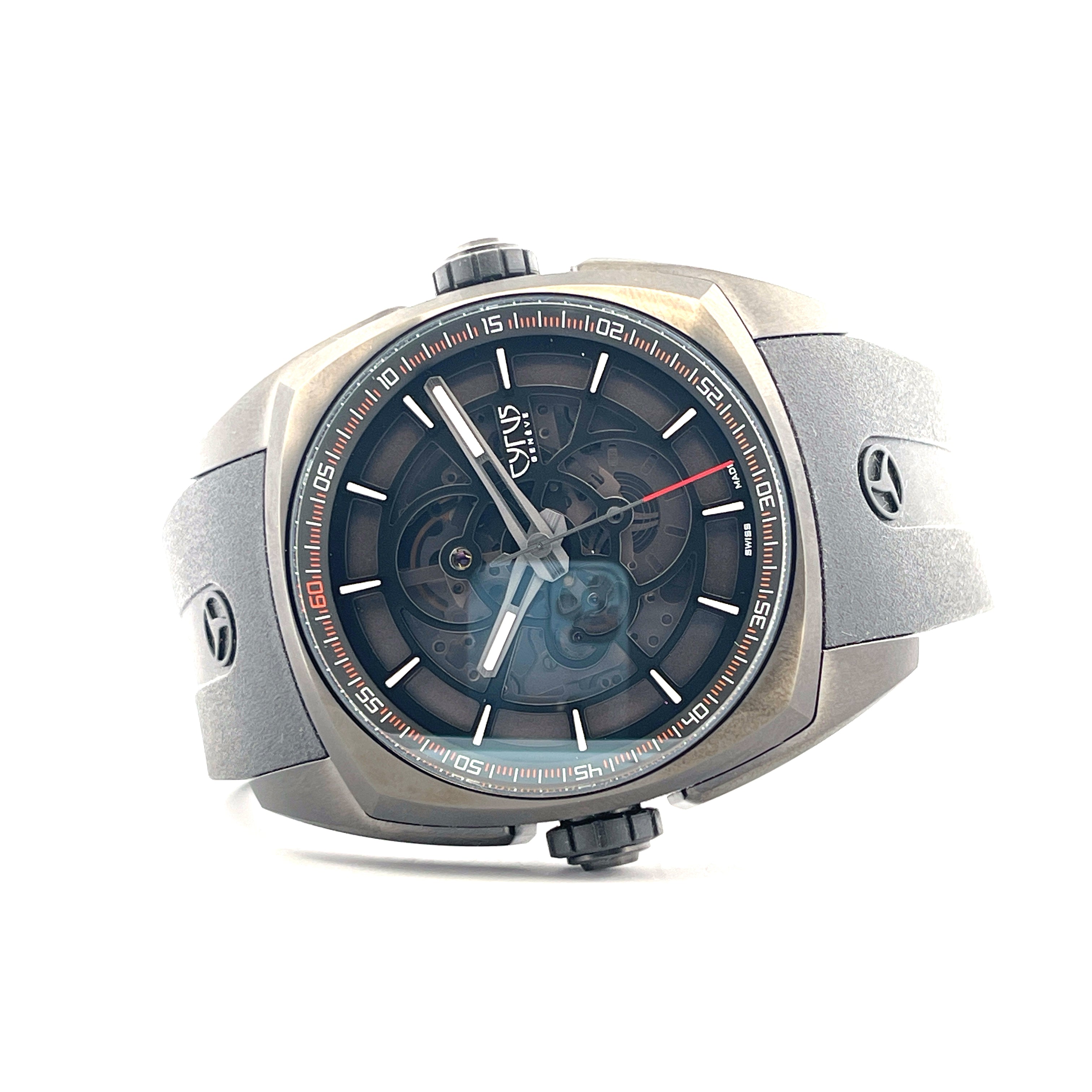 Cyrus Klepcys Solo Tempo mit schwarzem Edelstahlgehäuse und offenem Zifferblatt auf weißem Hintergrund