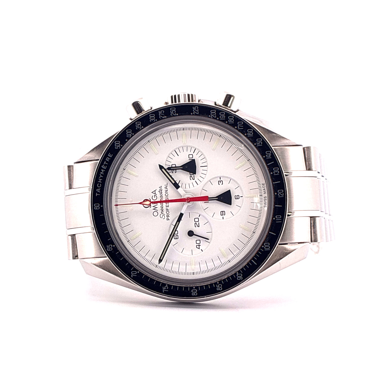 Omega Speedmaster Professional Moonwatch Alaska Project / Limited Edition / very rare / Full-Set / 2008, Vorderansicht mit Zifferblatt, Drückern und Krone vor weißem Hintergrund
