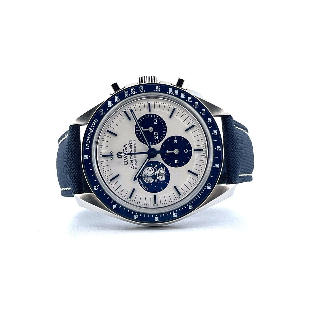 Omega Speedmaster Silver Snoopy Award 50th Anniversary, Edelstahlgehäuse, blaues NATO-Armband, silbernes Zifferblatt, schwarze Tachymeterskala