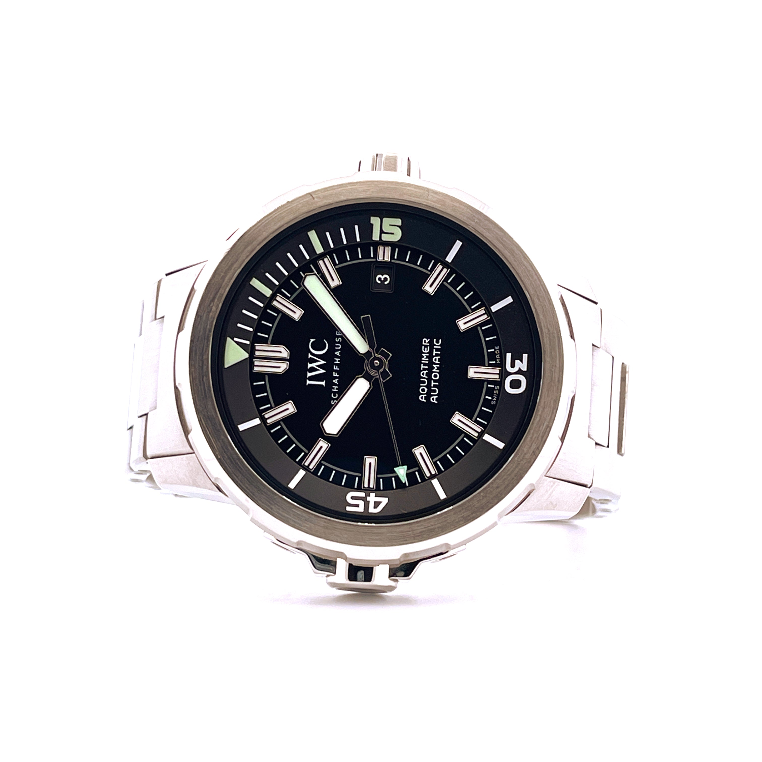 IWC Aquatimer Automatic aus Edelstahl mit schwarzem Zifferblatt im Frontalansicht auf weißem Hintergrund