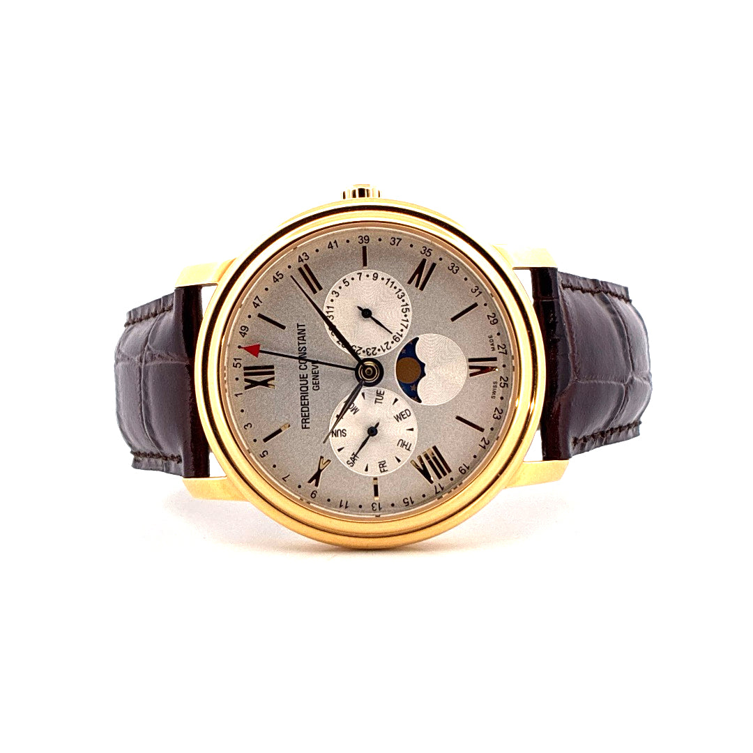 Frontalansicht einer Frederique Constant Business Timer Automatik-Uhr mit Mondphasenanzeige und braunem Lederarmband