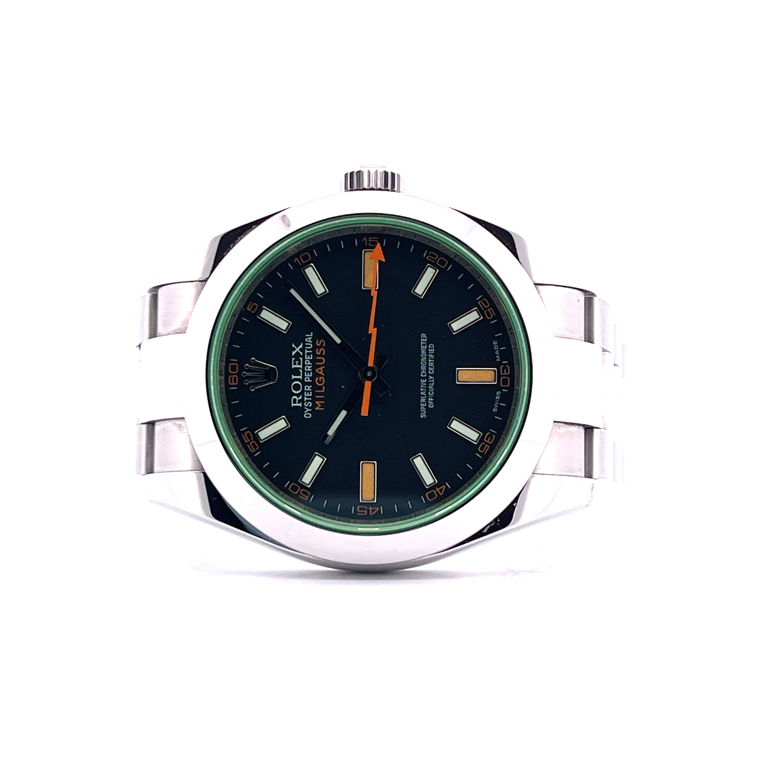 Rolex Milgauss 116400GV mit schwarzem Zifferblatt und orangefarbenem Sekundenzeiger in Frontalansicht auf weissem Hintergrund