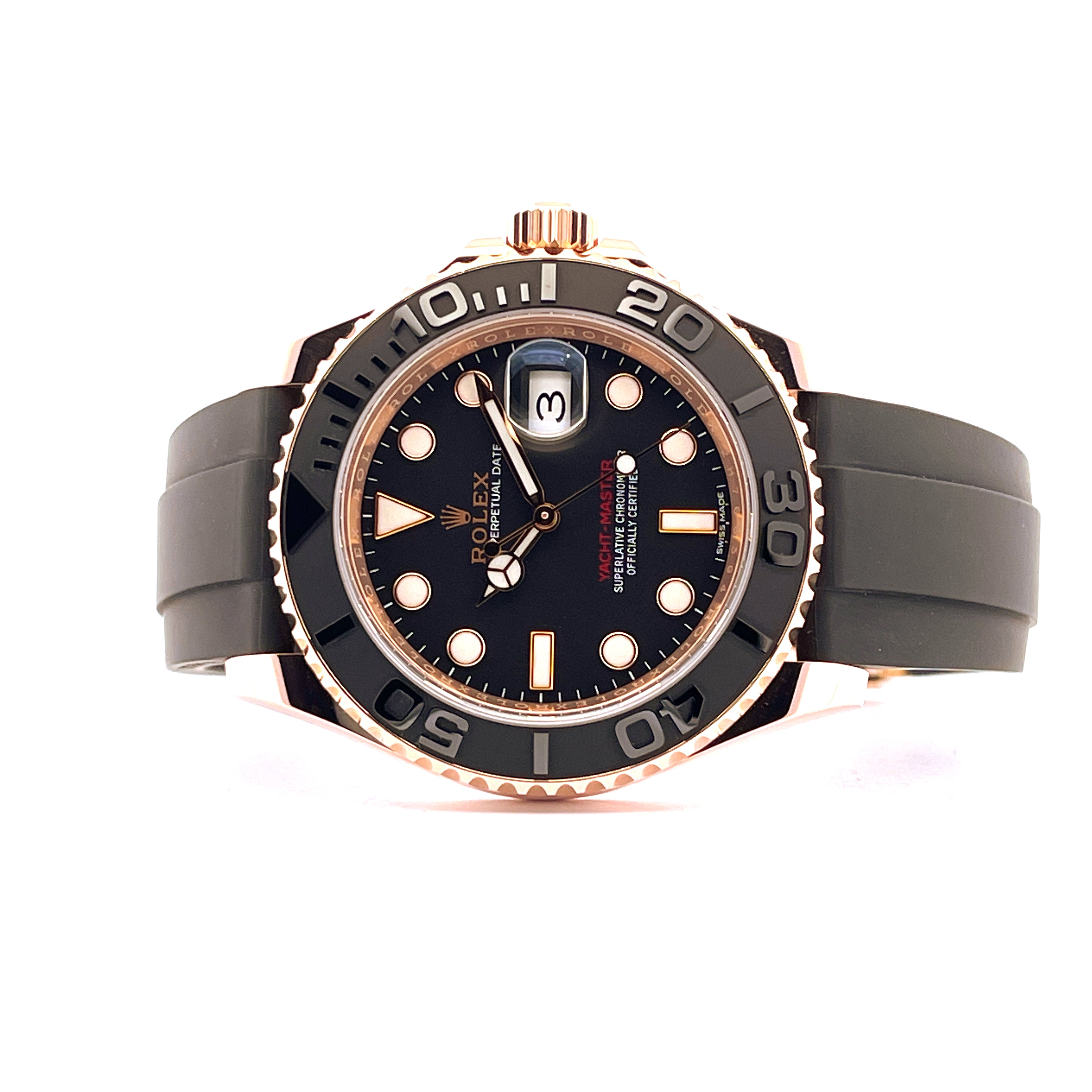Rolex Yacht-Master 40 Ref. 116655 in Roségold mit schwarzem Zifferblatt und Kautschukband auf weißem Hintergrund