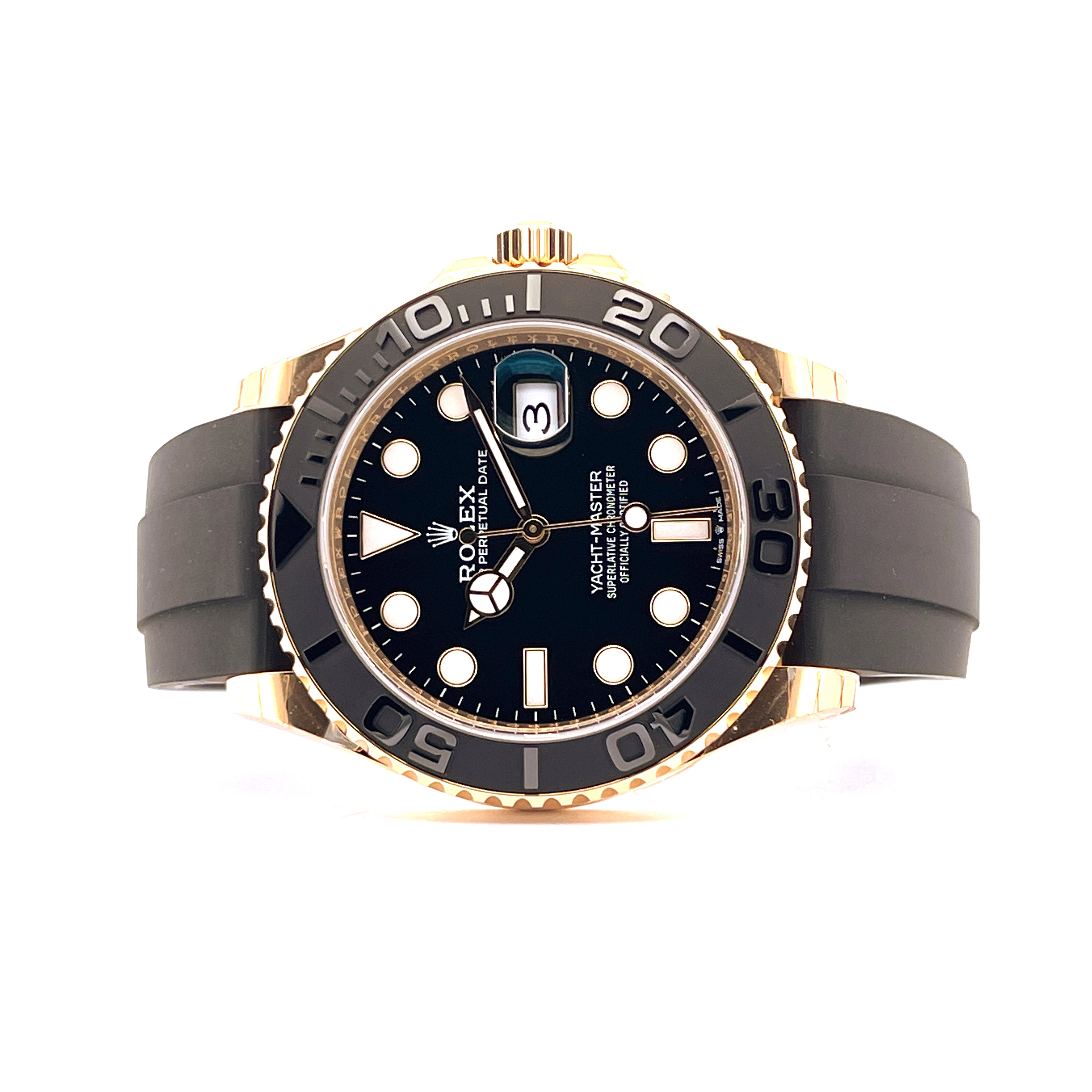 Rolex Yacht-Master 42 Gelbgold mit schwarzem Zifferblatt und schwarzem Kautschukarmband Frontansicht