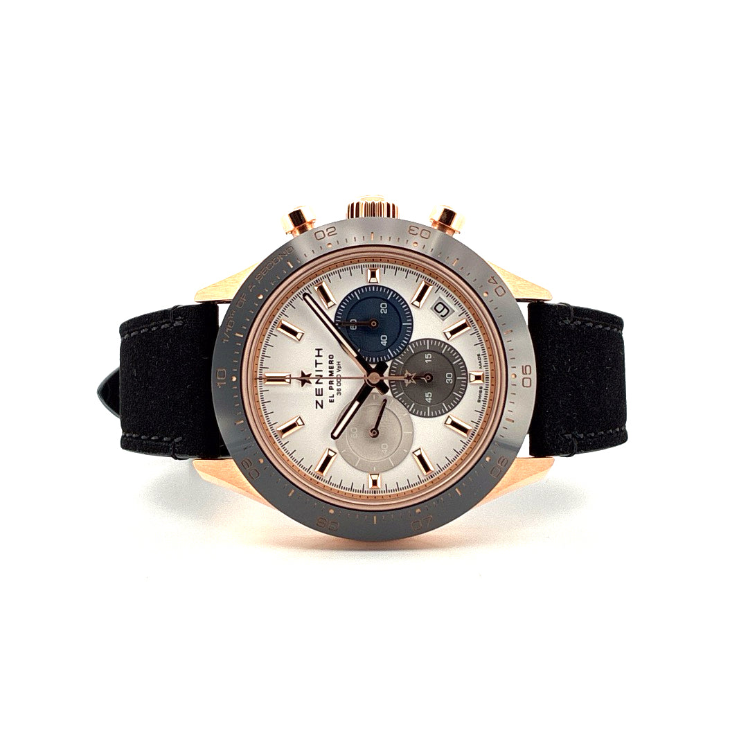 Zenith Chronomaster Sport Roségold mit schwarzem Lederband vorn im Studio auf weißem Hintergrund