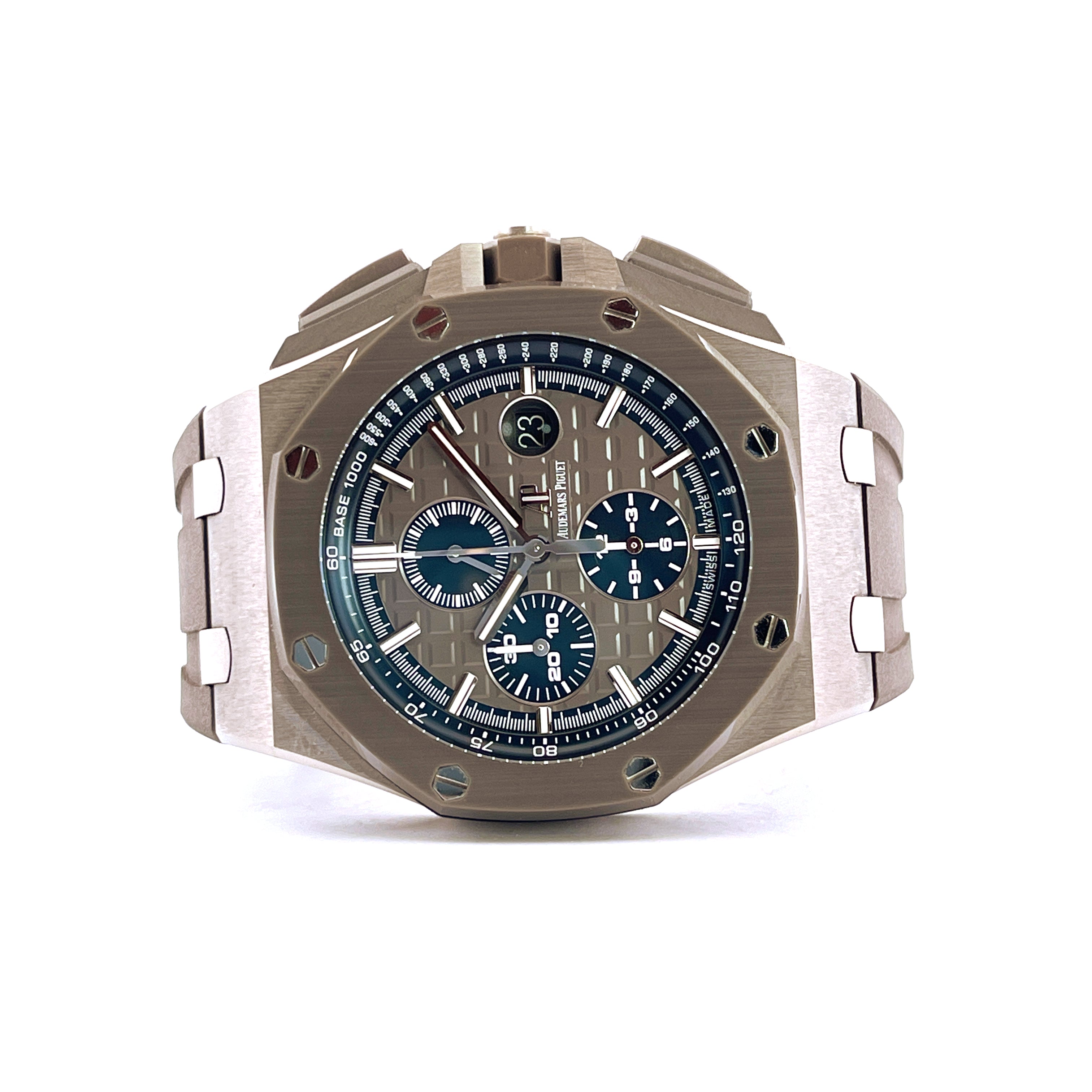 Frontansicht eines Audemars Piguet Royal Oak Offshore Chronograph Titan mit grauem Zifferblatt, drei Hilfszifferblättern, Datumsfenster und Titanar…