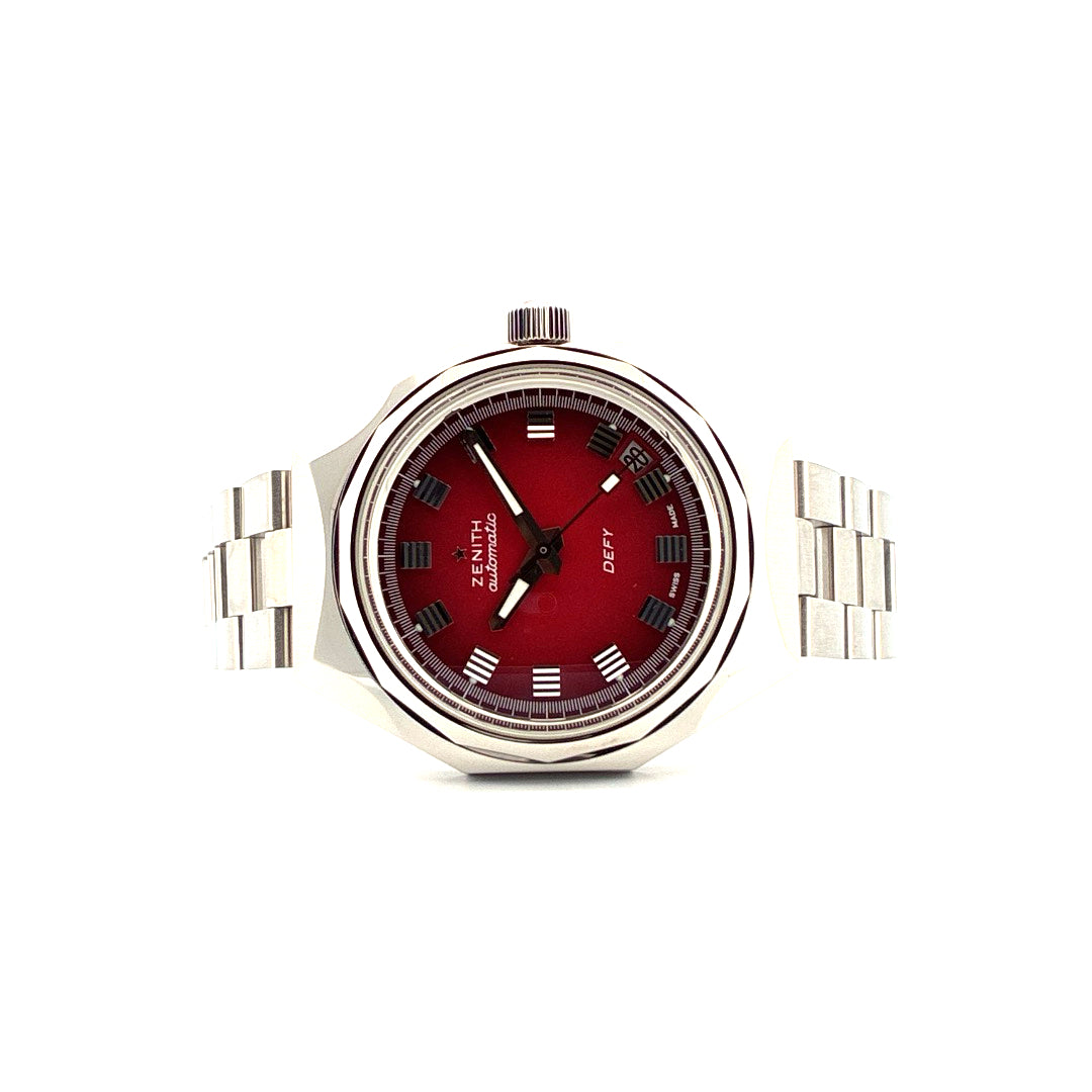 Zenith Defy Revival A3691 37mm mit rotem Zifferblatt und Edelstahlarmband auf weißem Hintergrund