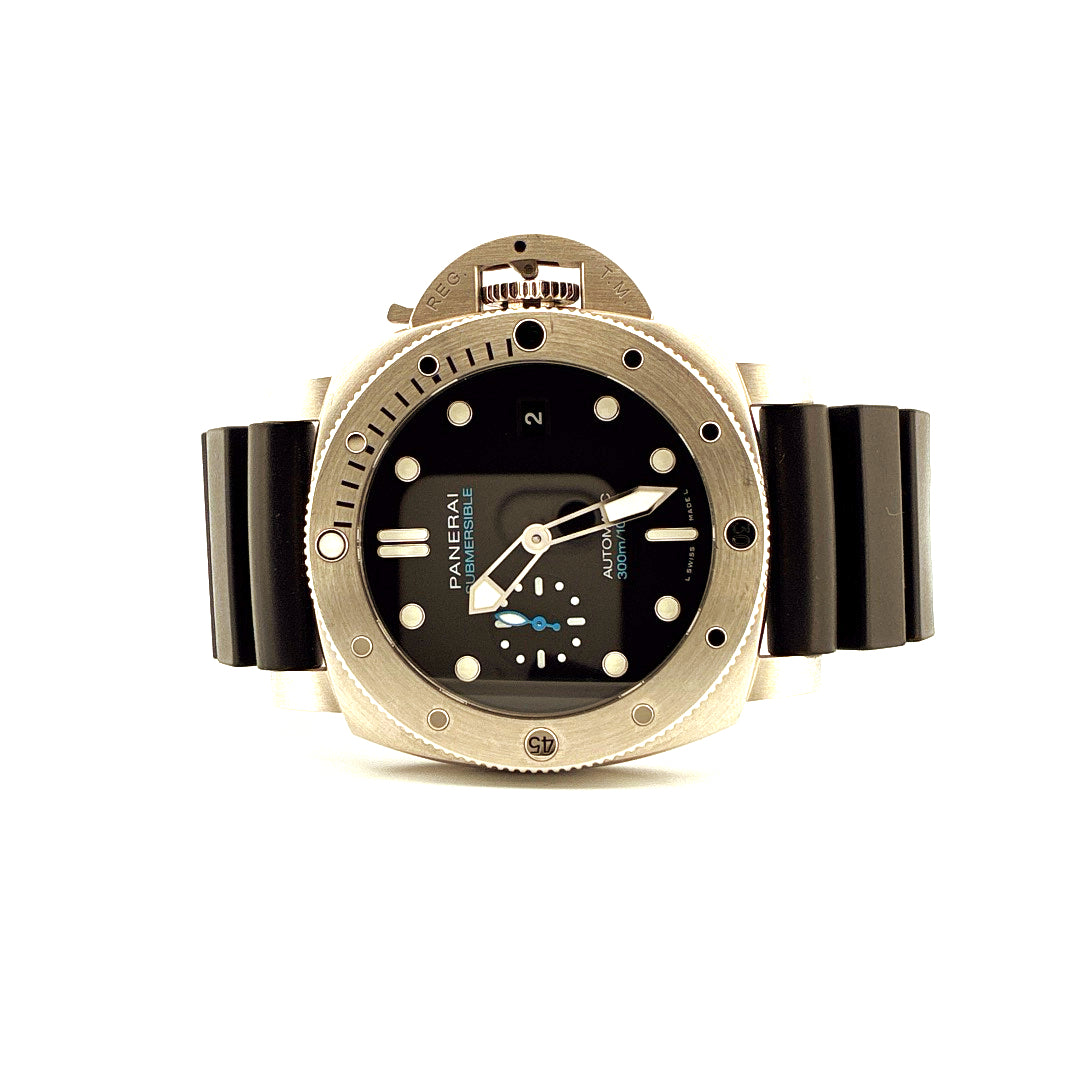 Panerai Luminor Submersible Quarantaquattro Automatik Uhr Edelstahl schwarz mit schwarzem Armband im Studio