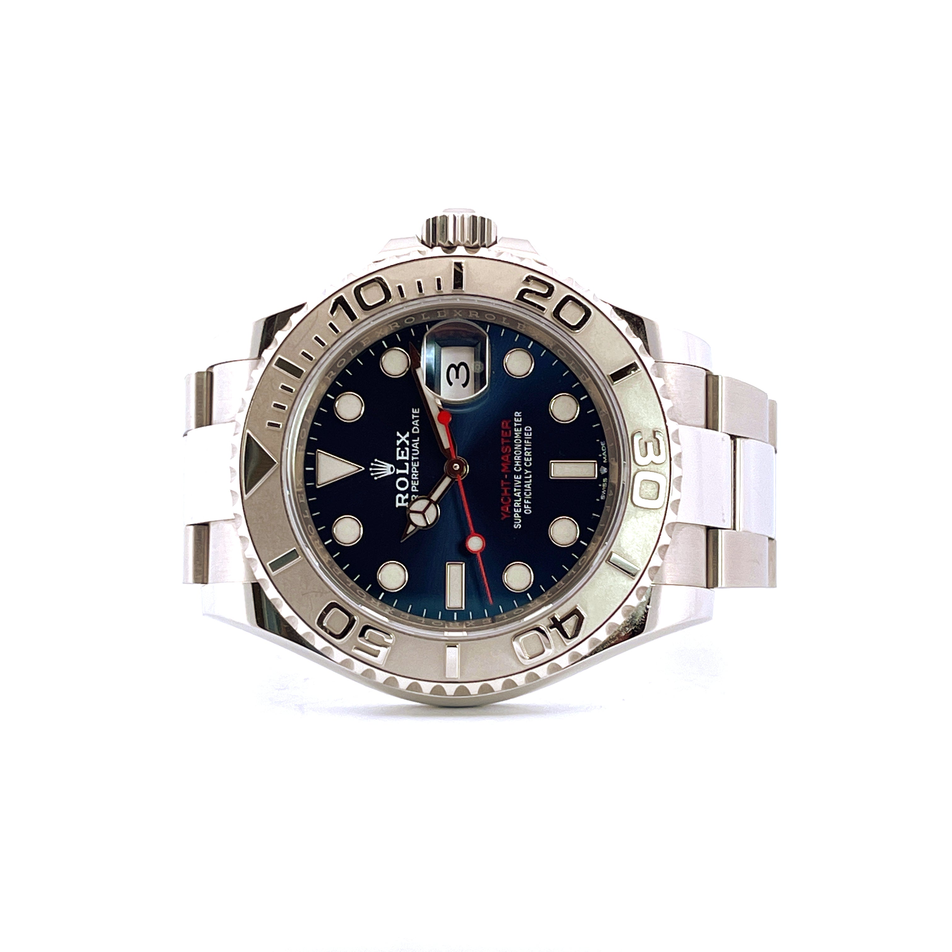 Eine Rolex Yacht-Master 40 mit blauem Zifferblatt und Edelstahlarmband auf weißem Hintergrund