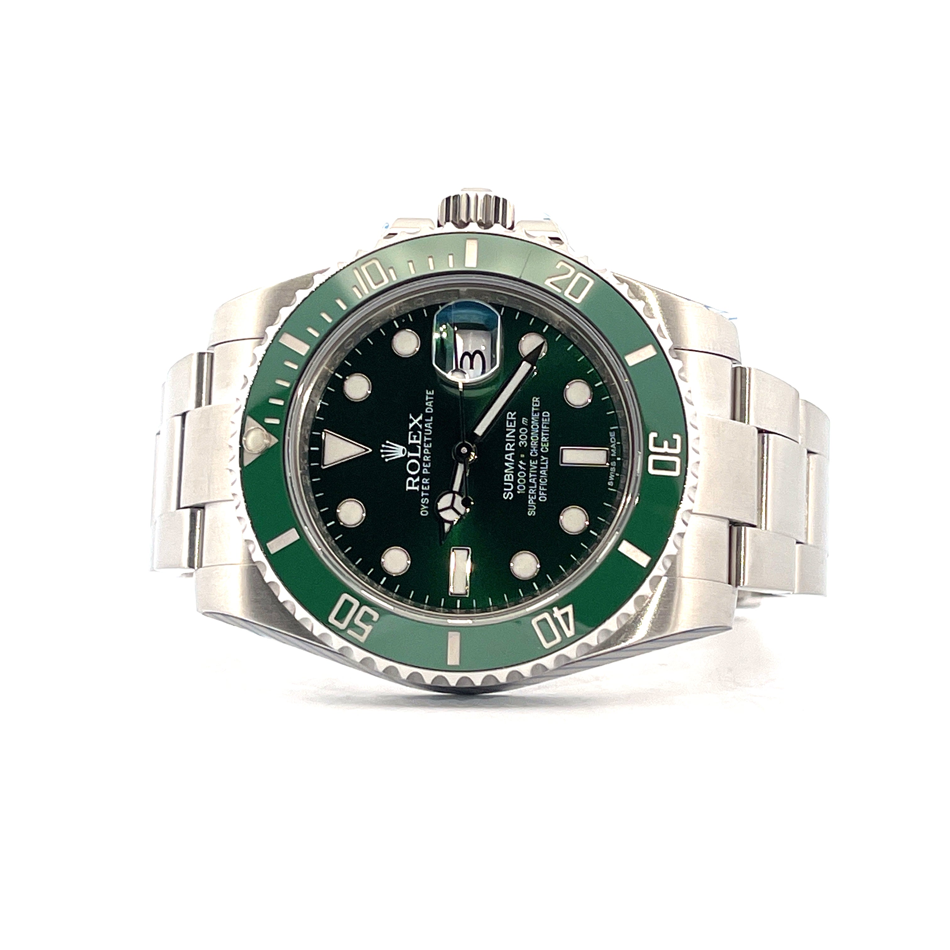 Rolex Submariner Date mit grünem Zifferblatt und Lünette in Frontansicht auf weißem Hintergrund