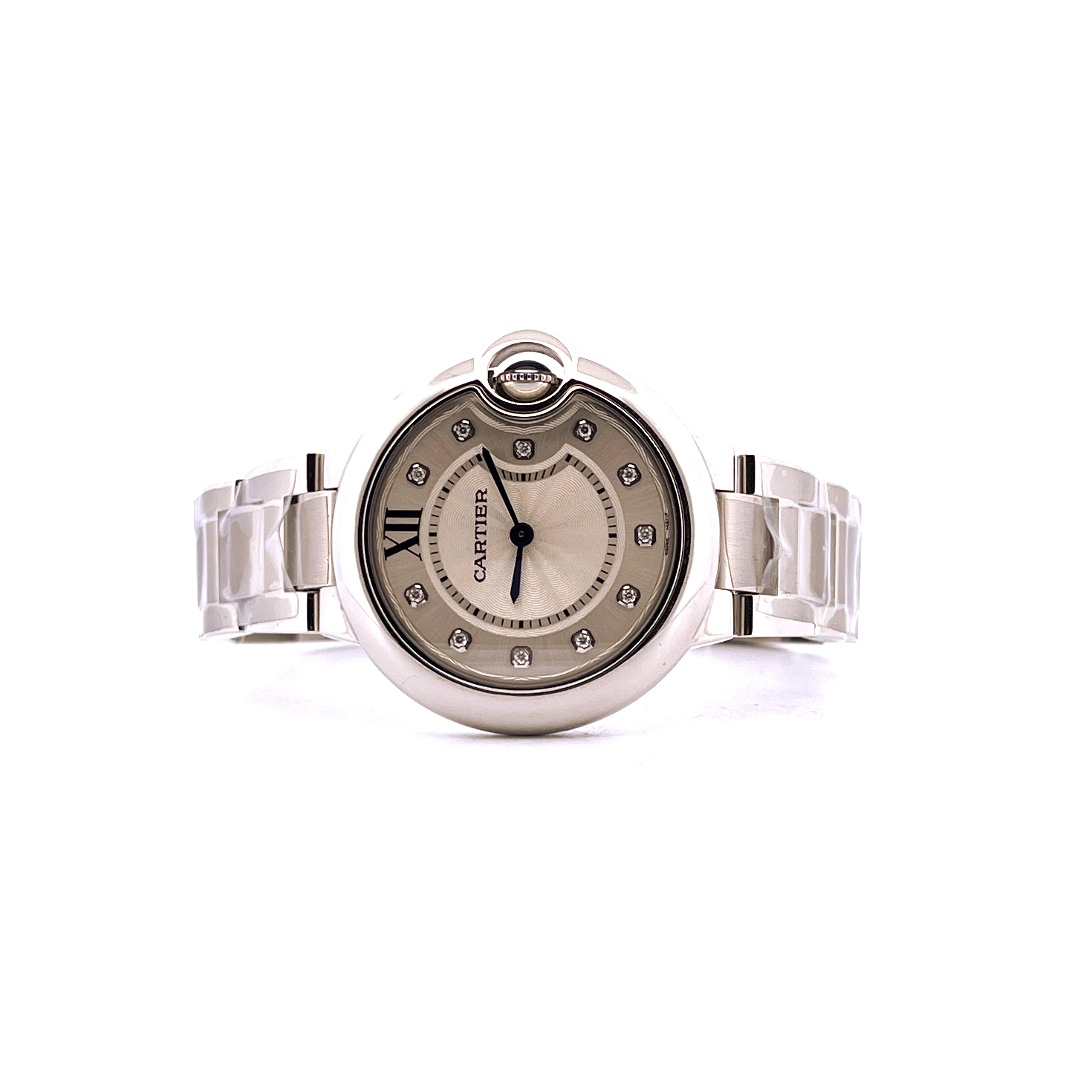 Frontansicht einer Cartier Ballon Bleu 33mm Damenuhr aus Edelstahl mit silbernem Zifferblatt und Diamanten