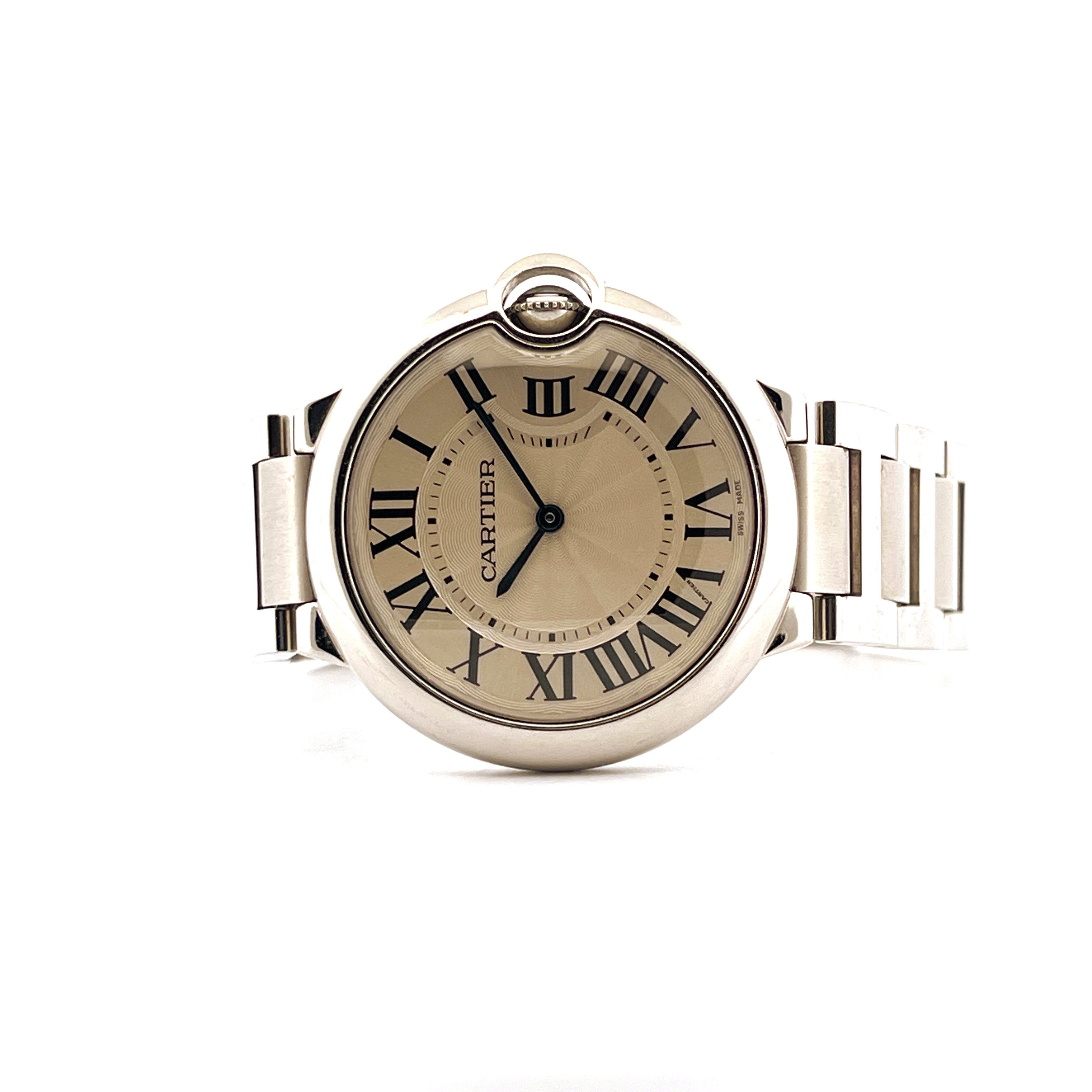 Eine Cartier Ballon Bleu 36 mm Edelstahl-Damenuhr mit römischen Ziffern auf hellem Zifferblatt