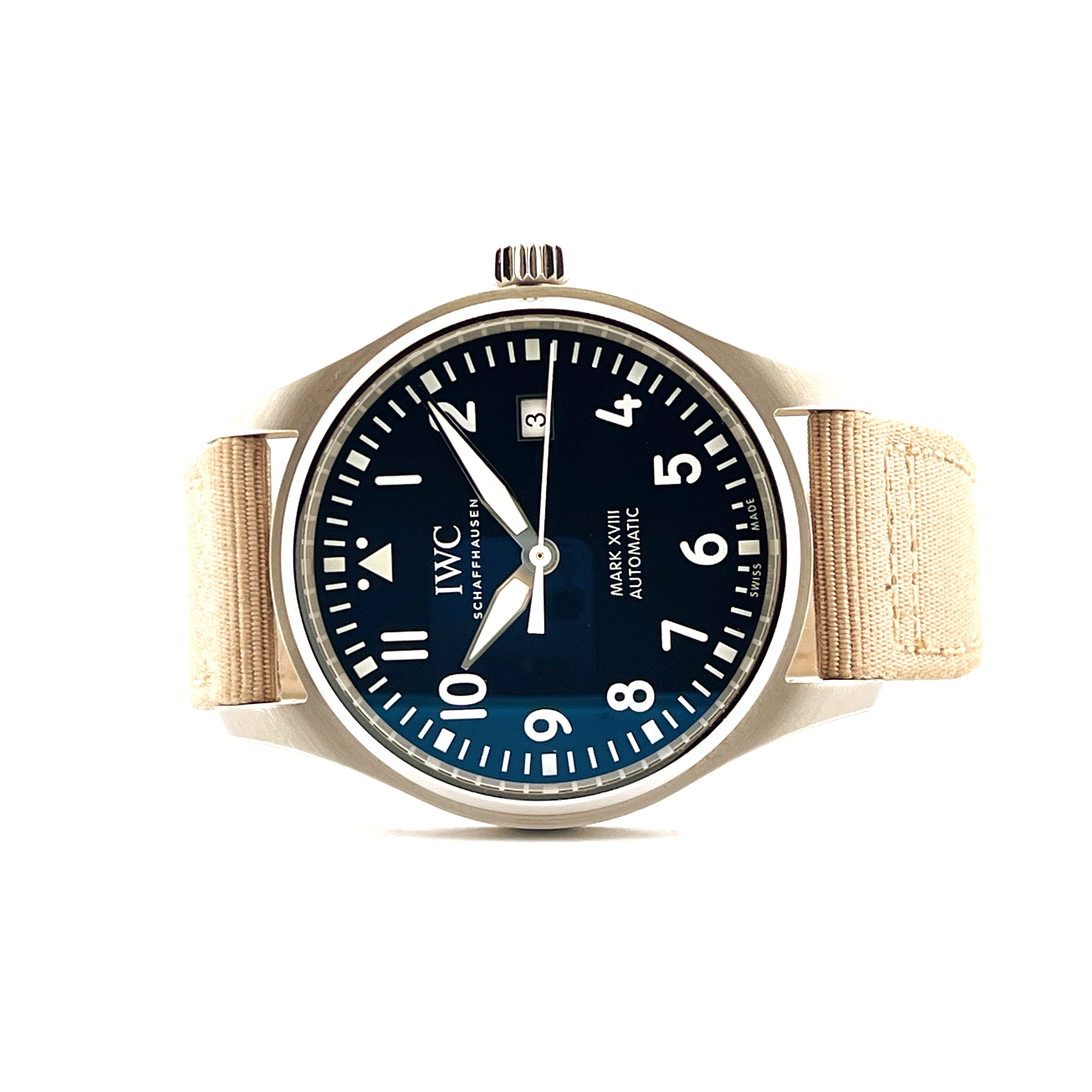 IWC Mark XVIII Le Petit Prince Frontalansicht mit blauem Zifferblatt und hellem NATO-Armband