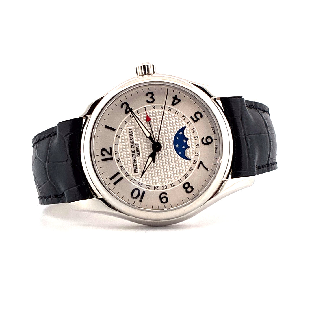 Frederique Constant Runabout Moonphase Automatikuhr mit silbernem Zifferblatt und schwarzem Lederarmband im Detail