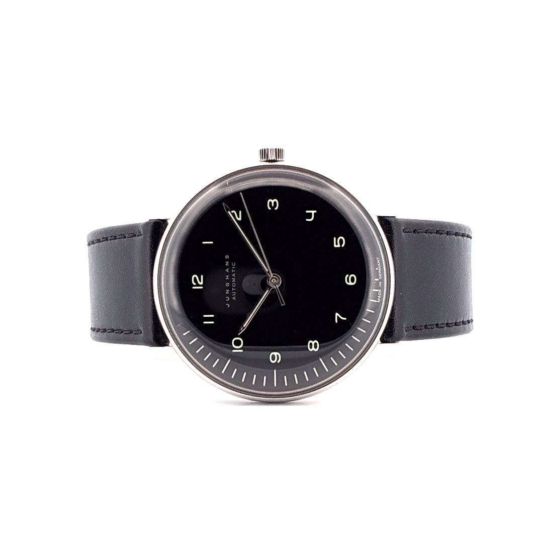 Junghans Max Bill Automatic Armbanduhr mit schwarzem Zifferblatt und Lederarmband vor weißem Hintergrund