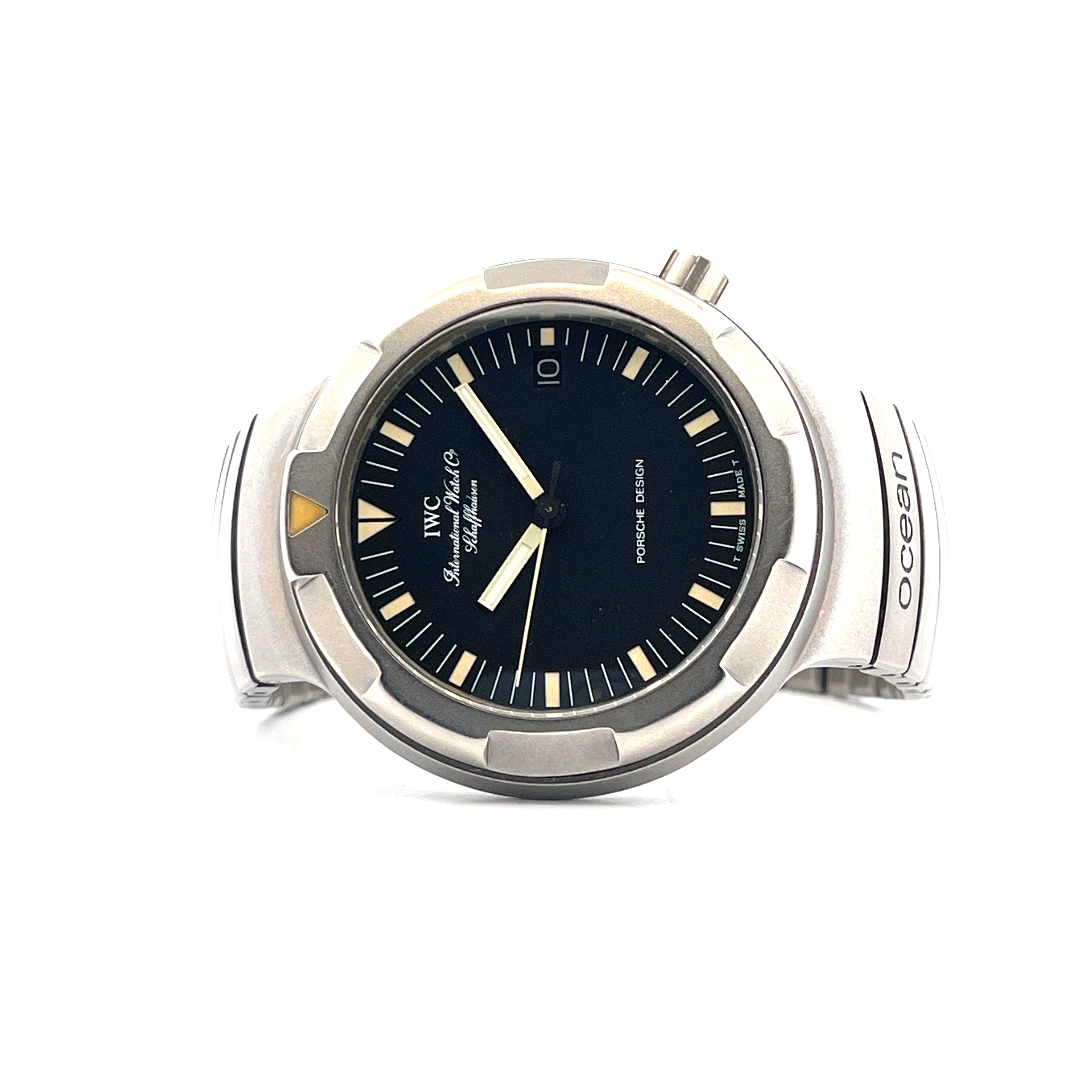 IWC Porsche Design Ocean 2000, Frontansicht eines Titan-Gehäuses mit schwarzem Zifferblatt, Automatik-Uhrwerk