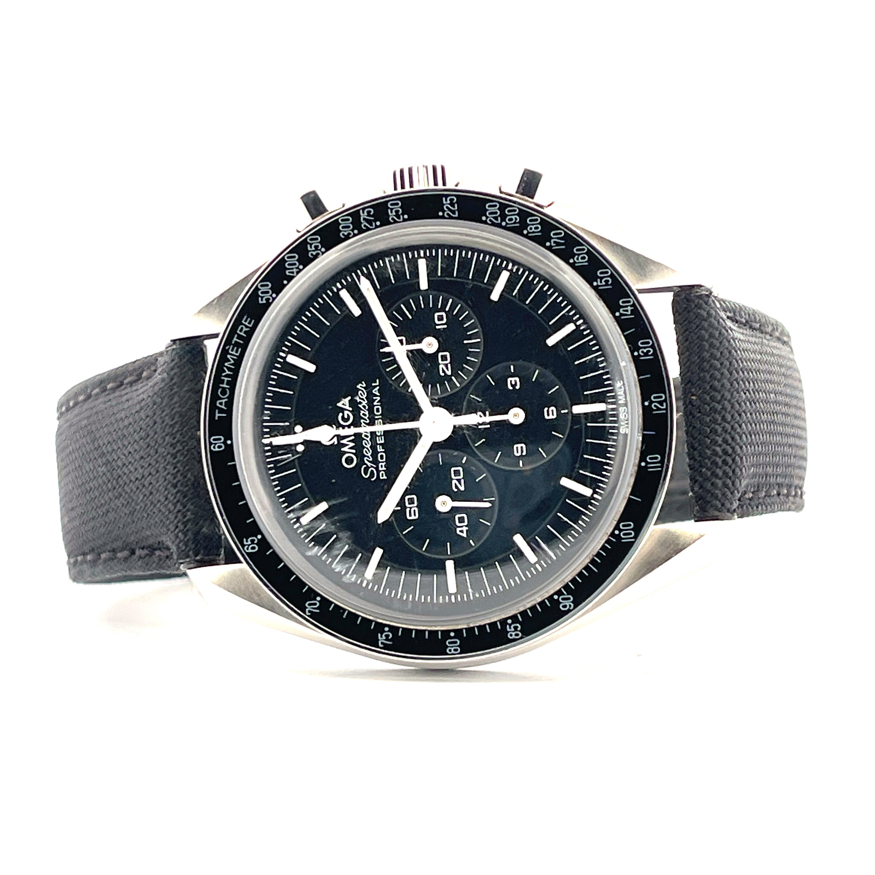 Omega Speedmaster Moonwatch Hesalit Nylon: Frontansicht einer Uhr mit schwarzem Zifferblatt und Edelstahldetaillierung