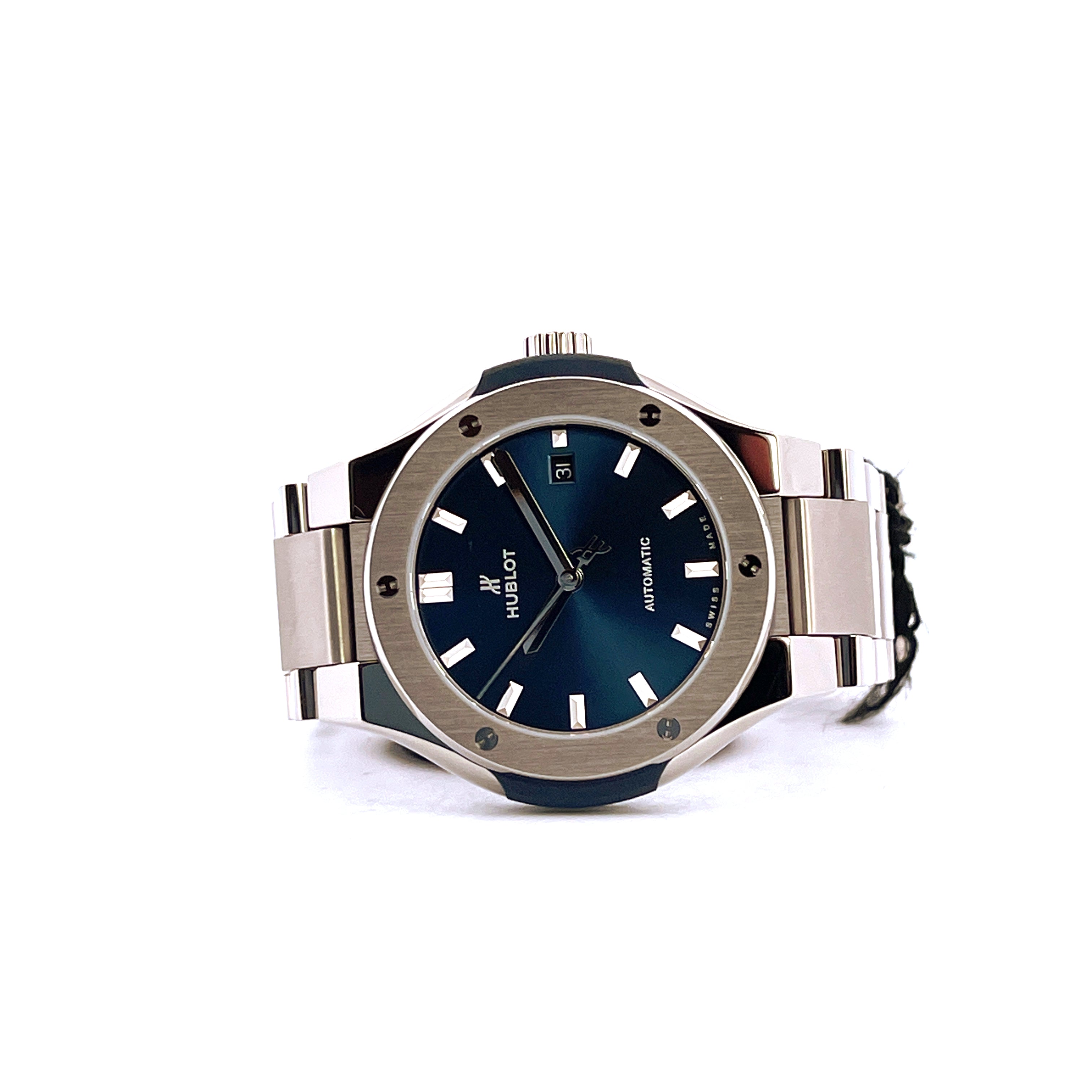 Hublot Classic Fusion 33 mm Automatic Titan mit blauem Zifferblatt und Edelstahlarmband im Studio