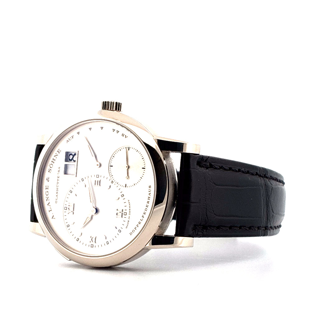 A. Lange & Söhne Lange 1 Weißgolduhr mit schwarzem Lederarmband auf weißem Hintergrund