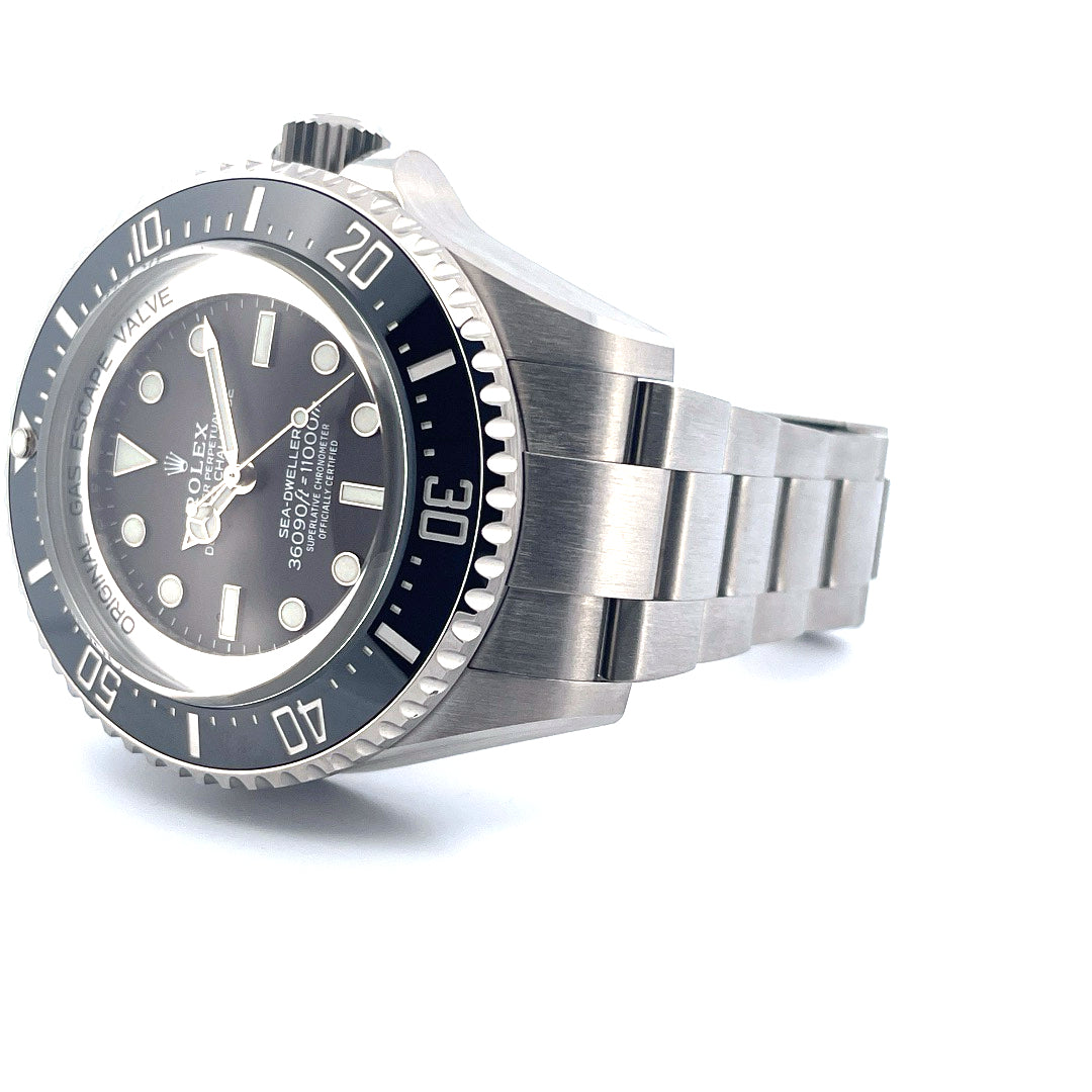 Rolex Sea-Dweller Deepsea Challenge / Unworn / Full-Set / 2023 / Sticker, Schrägansicht mit Zifferblatt, Armband und Krone vor weißem Hintergrund