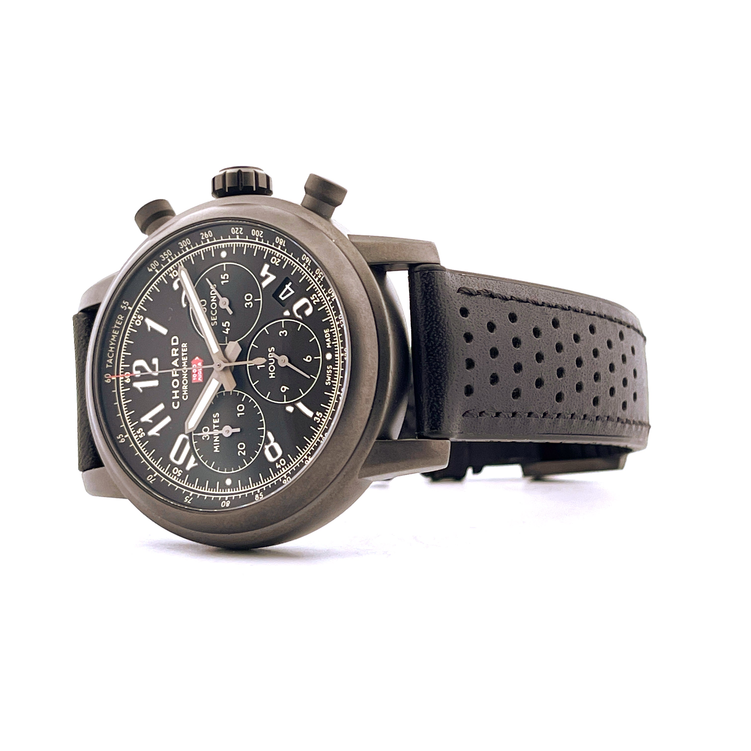 Chopard Mille Miglia Race Edition, eine graue Herrenuhr im Profil mit schwarzem Lederarmband