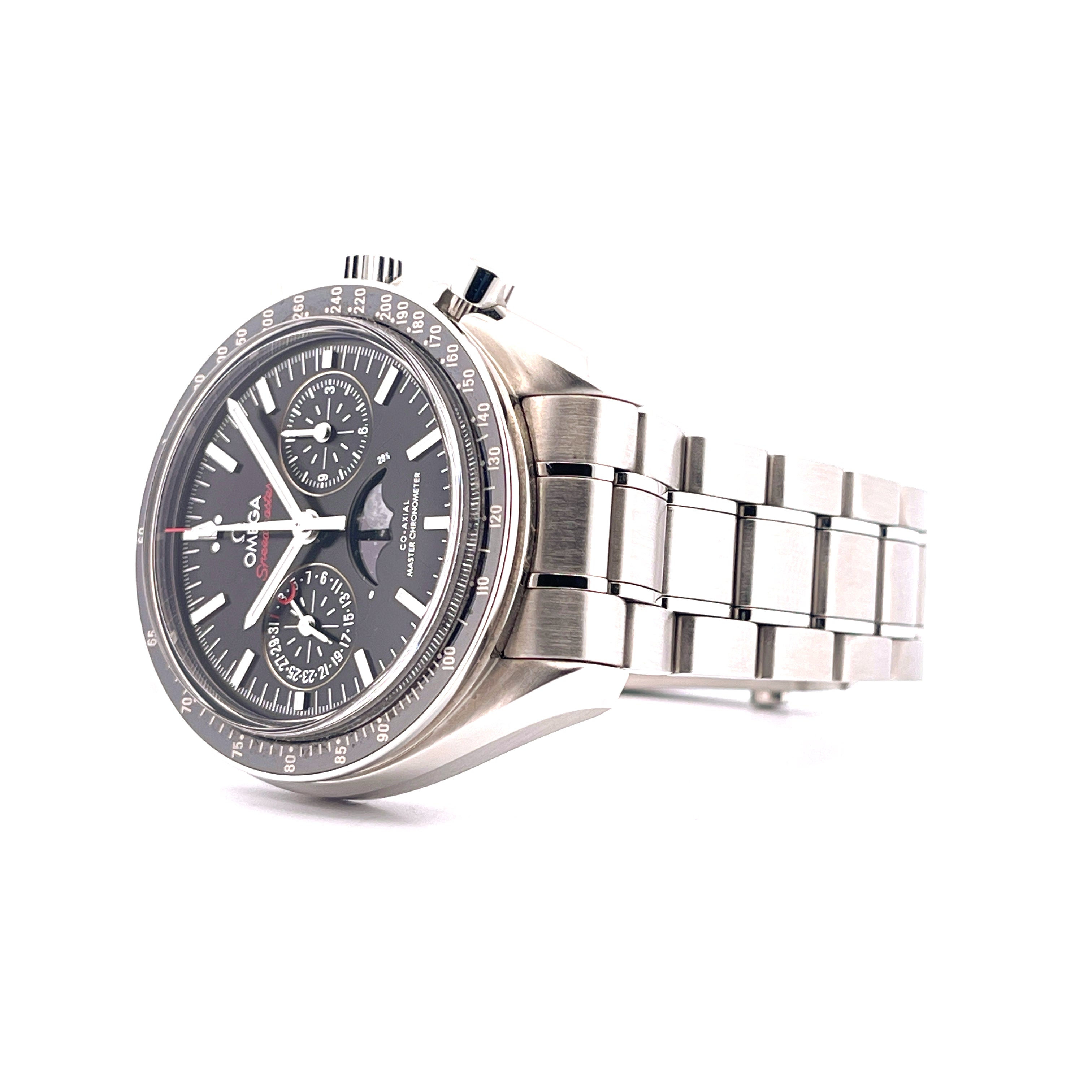 Omega Speedmaster Moonwatch Moonphase 44,25 Automatic im Profil von links, Edelstahlgehäuse, dunkles Zifferblatt mit Mondp…