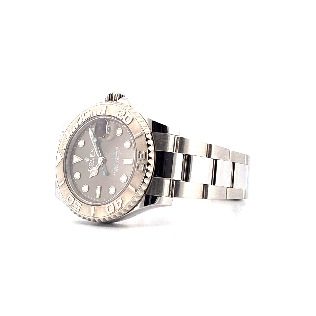 Rolex Yacht-Master 37 Edelstahl Automatikuhr mit grauem Zifferblatt und Edelstahlarmband in Seitenansicht