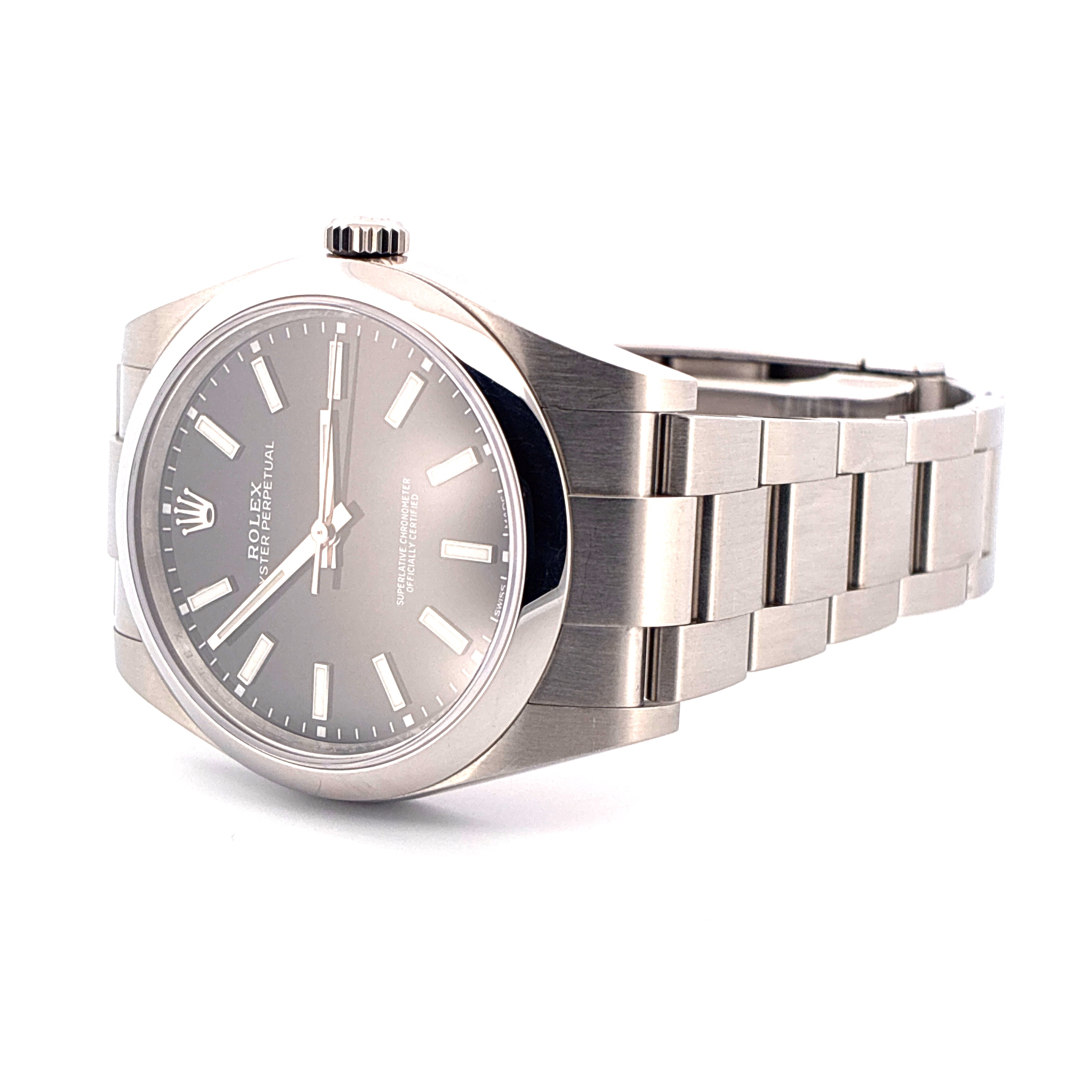 Rolex Oyster Perpetual 39 mit grauem Zifferblatt und Stahlarmband aus der Draufsicht im Studio fotografiert