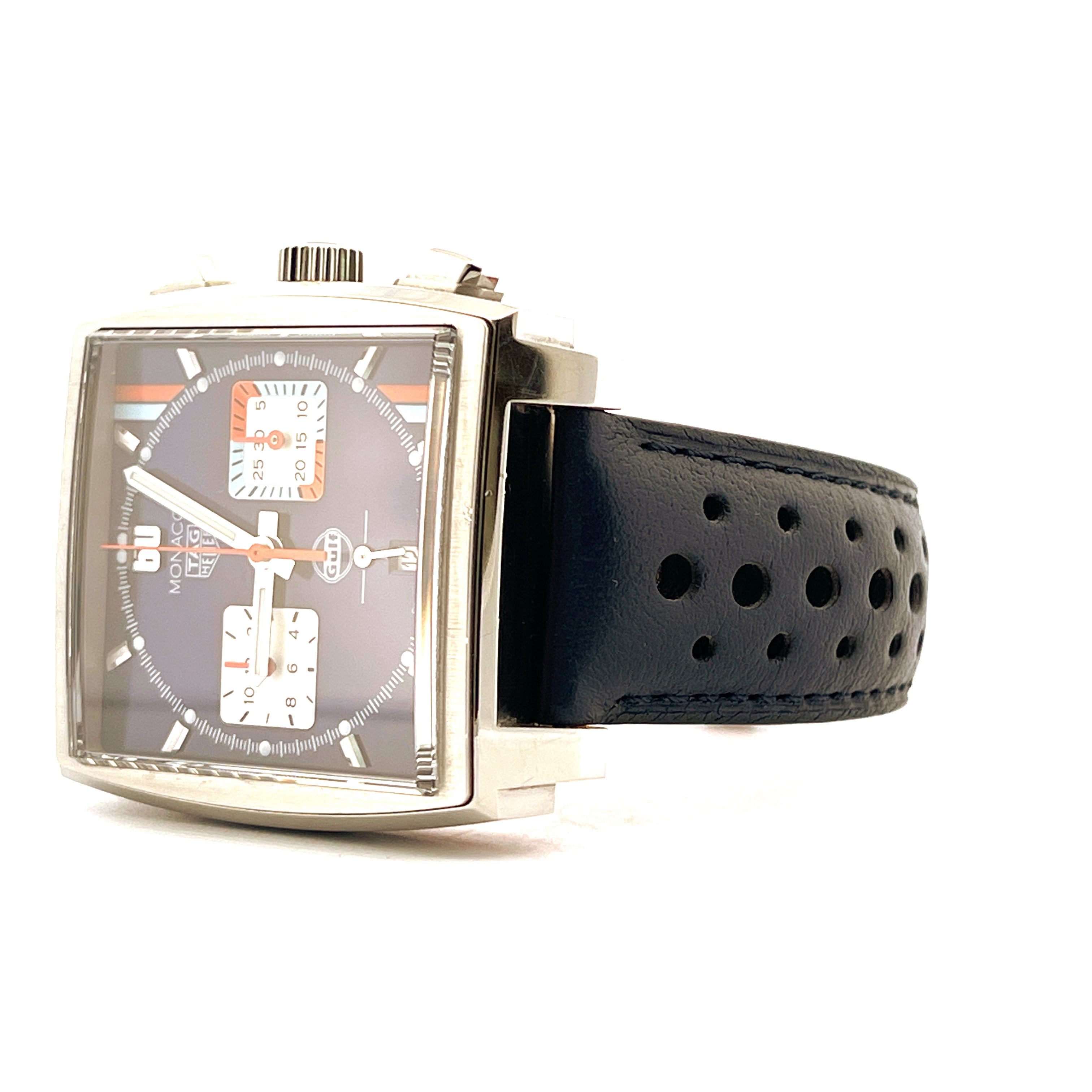 Tag Heuer Monaco Gulf im Detail auf weissem Hintergrund, blaue Lederband mit perforiertem Design