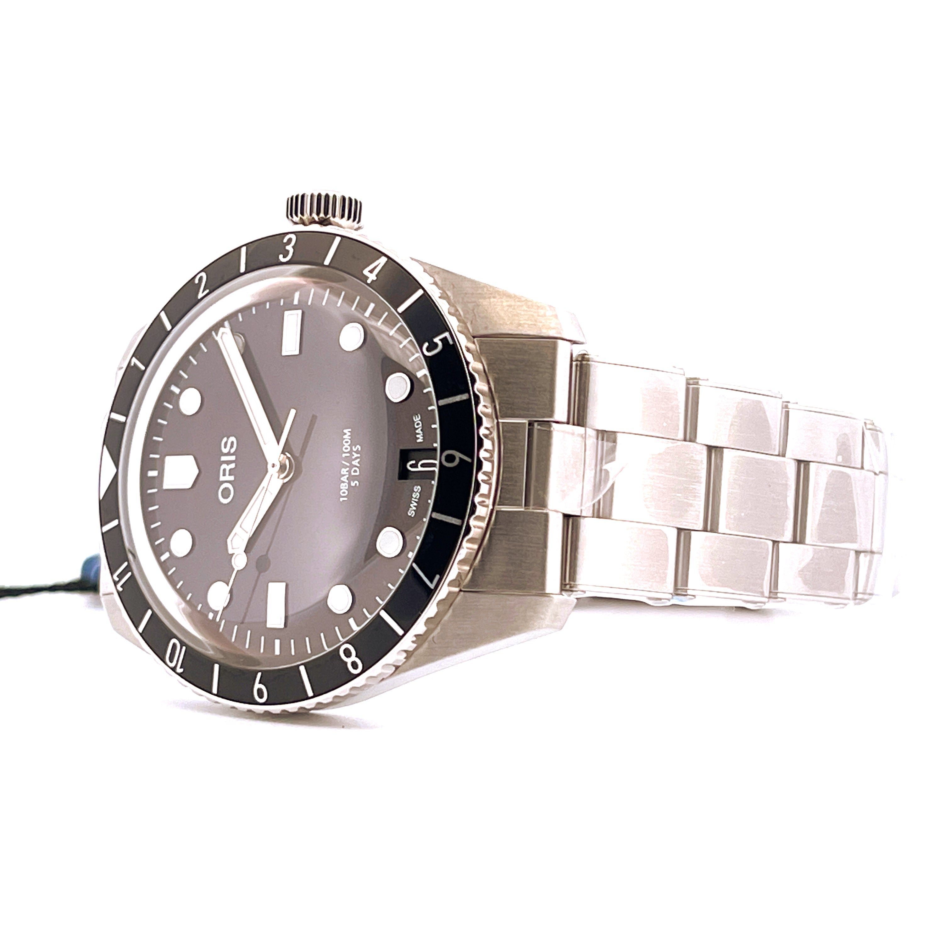 Oris Divers Sixty-five 12h Calibre 400 aus Edelstahl mit grauem Zifferblatt und Lünette auf weißem Hintergrund