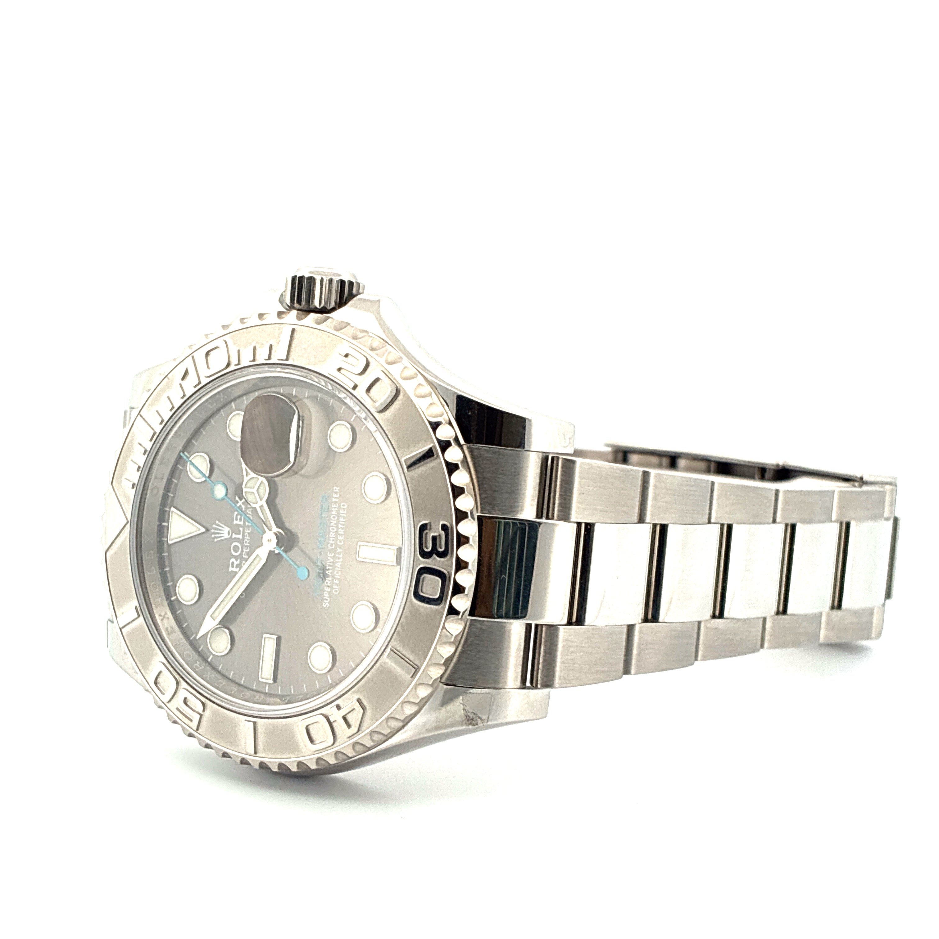 Rolex Yacht-Master 40 Rhodium mit Edelstahlarmband auf weißem Hintergrund